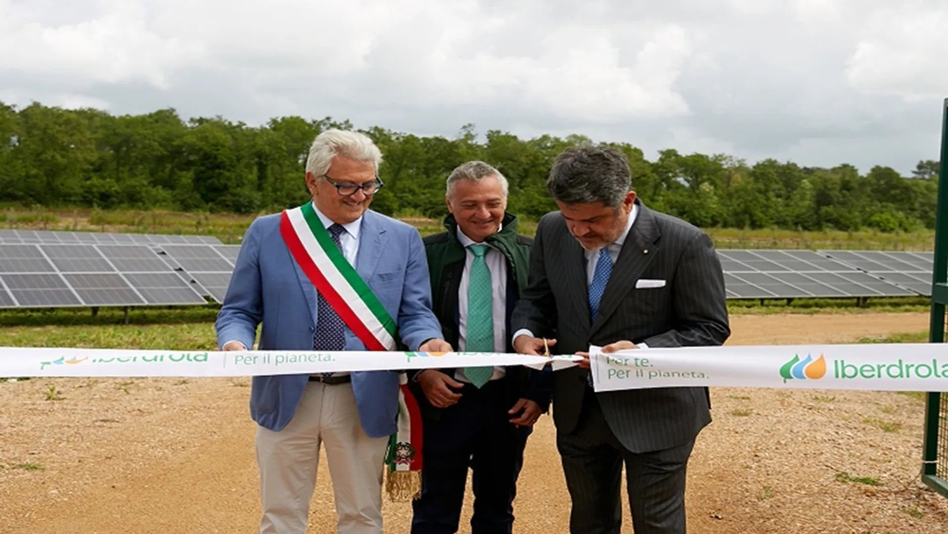 Local students and teachers planted 20 olive trees during the inauguration under the Pianeta Iberdrola program. 