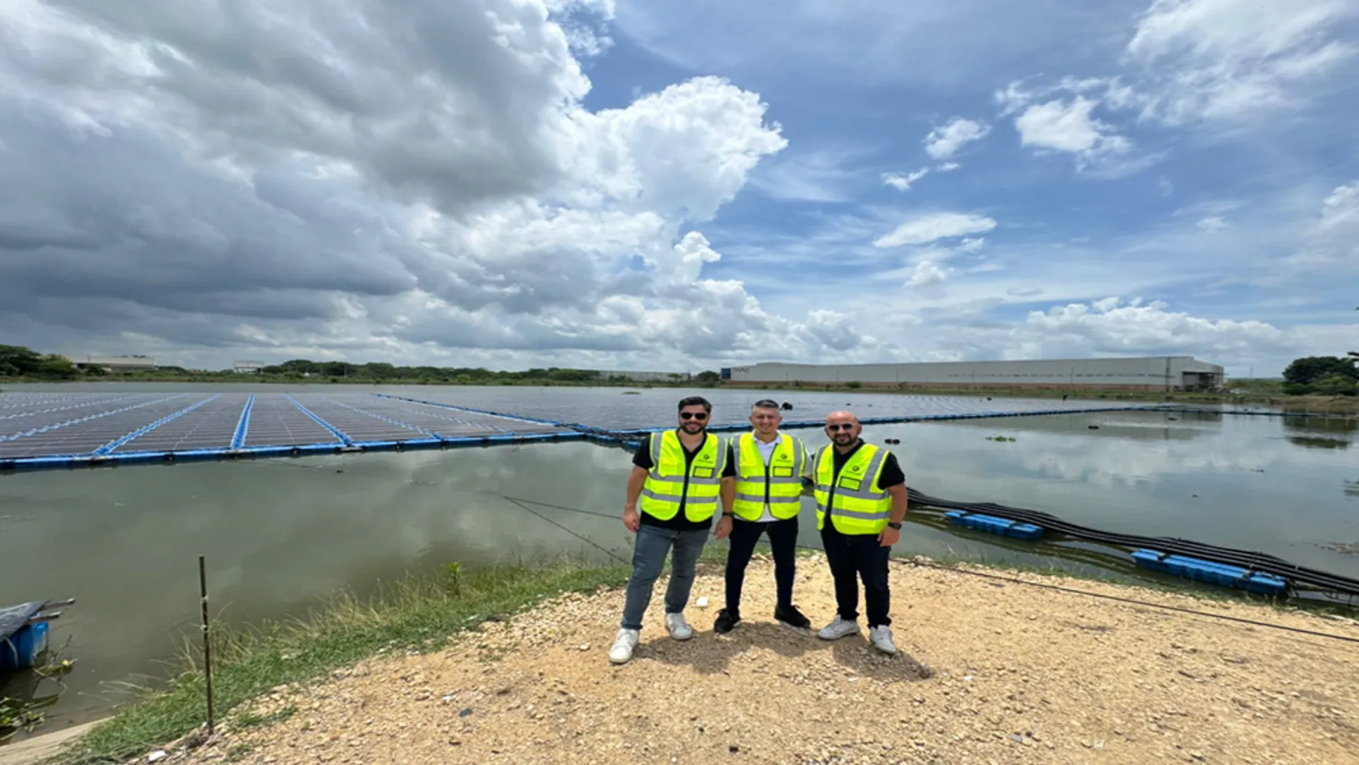 Yurbaqua floating plant in Turbaco was planned to serve 3,000 homes and cut 3,180 tons of CO₂ yearly across two phases. 