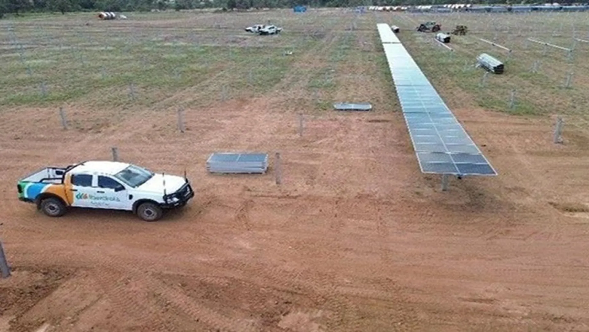 The Broadsound project includes a 180 MW battery system designed to support grid stability and firm solar power supply. 