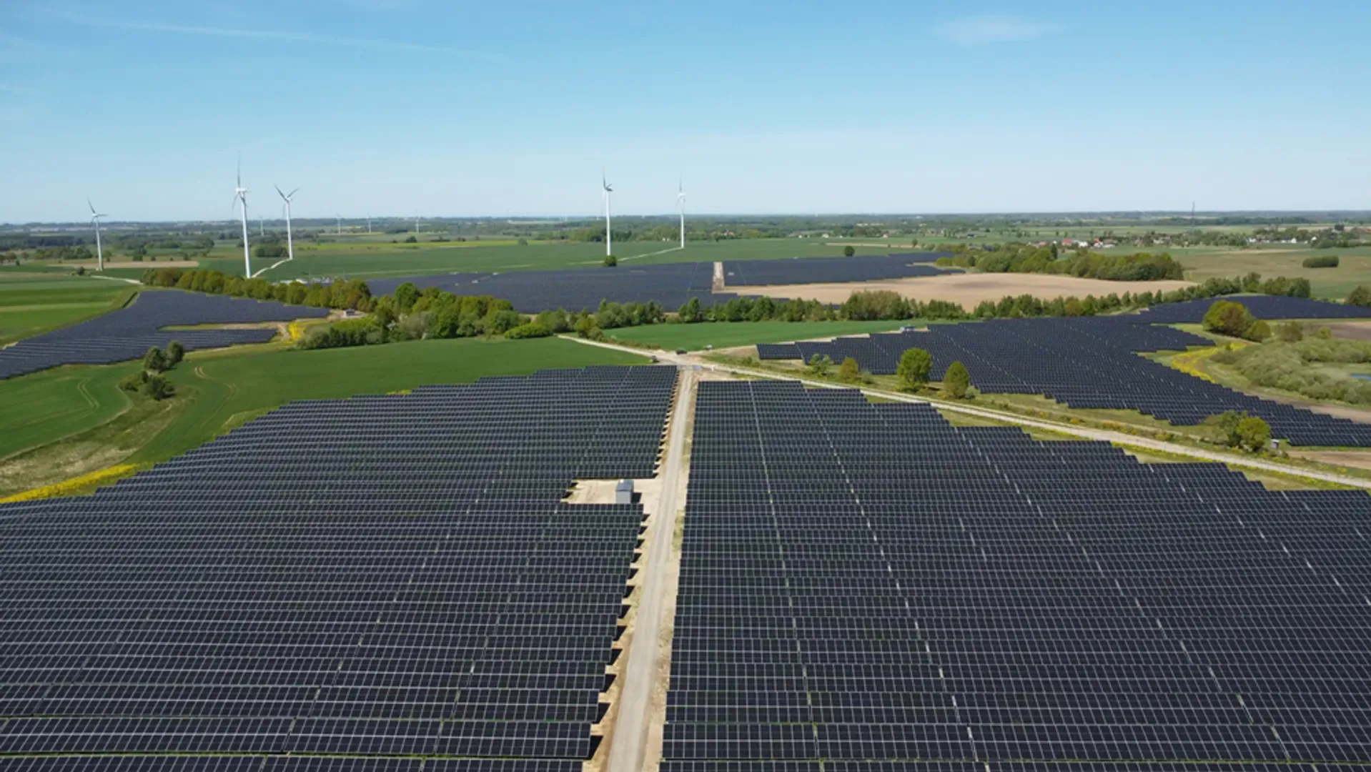 Cable pooling at Postomino solar park has linked it to a wind farm, with south-facing modules improving energy capture efficiency. 