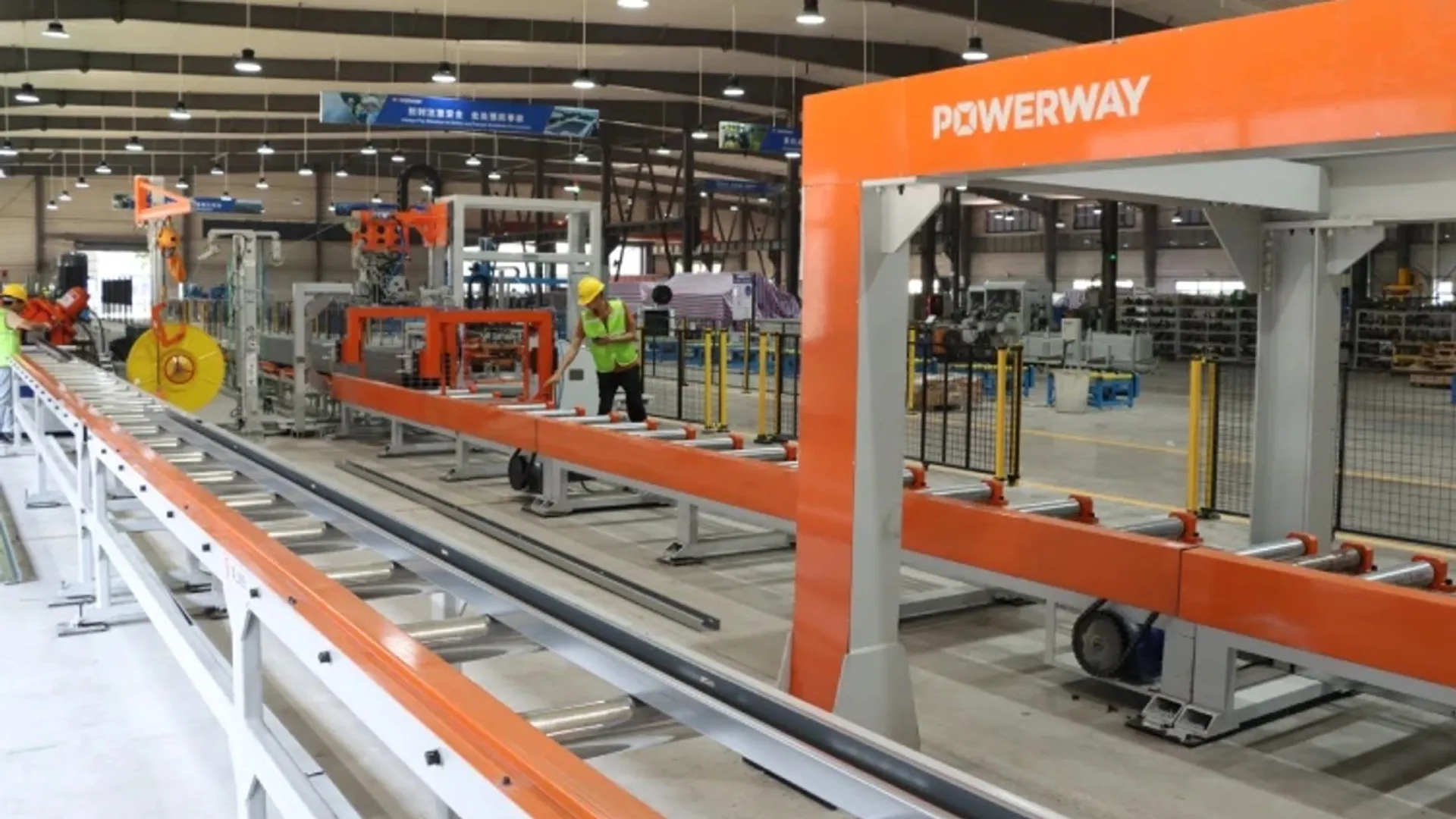Powerway’s new plant has introduced a fully automated C-section steel line integrating feeding, punching, roll forming, and packaging functions.