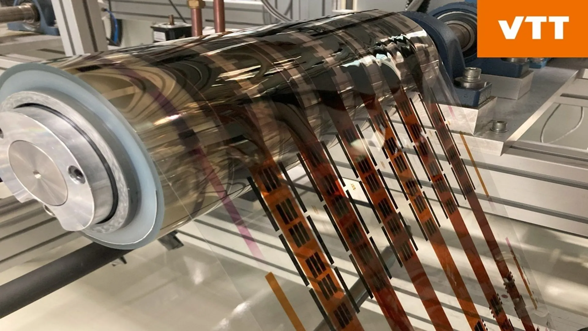 PEARL project in Dresden achieved 21.6% efficiency and developed roll-to-roll pilot processes for flexible perovskite solar cells.