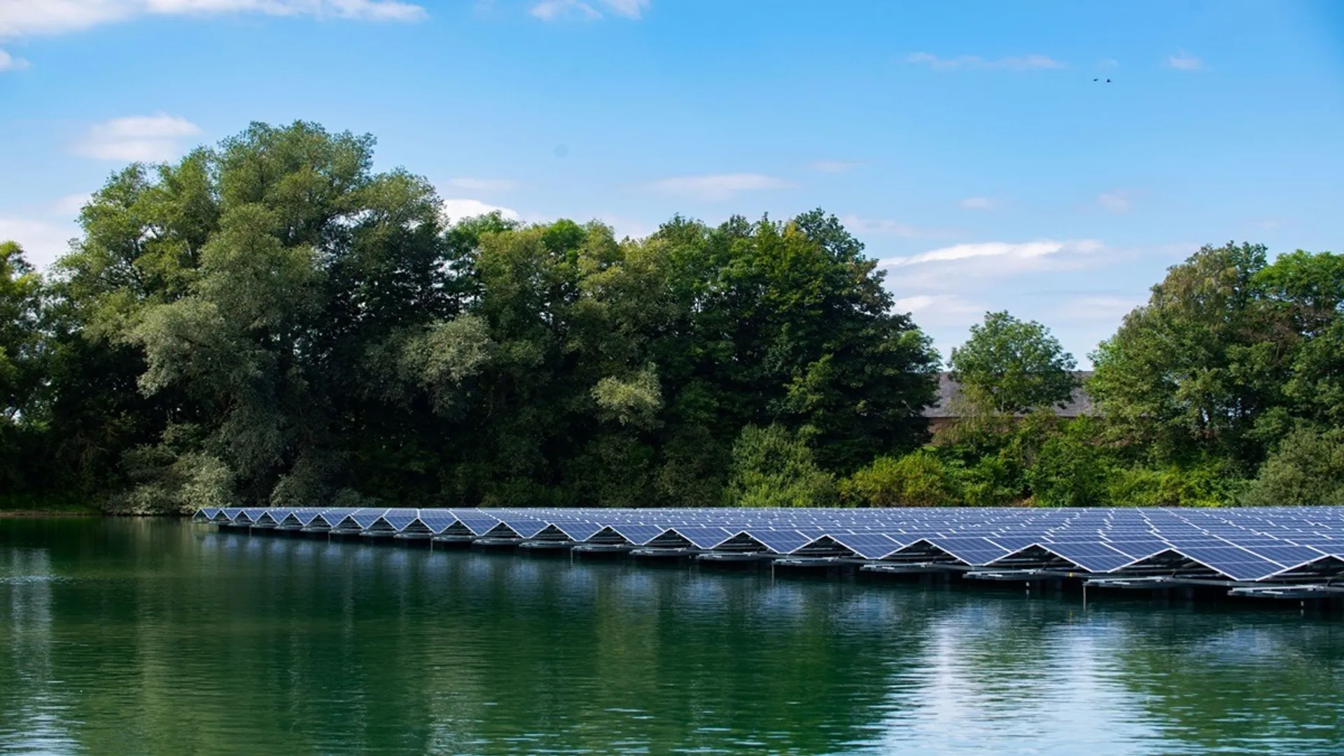 Whisby floating solar farm has been designed to power 4,700 homes and cut 4,194 tonnes of CO₂ each year.