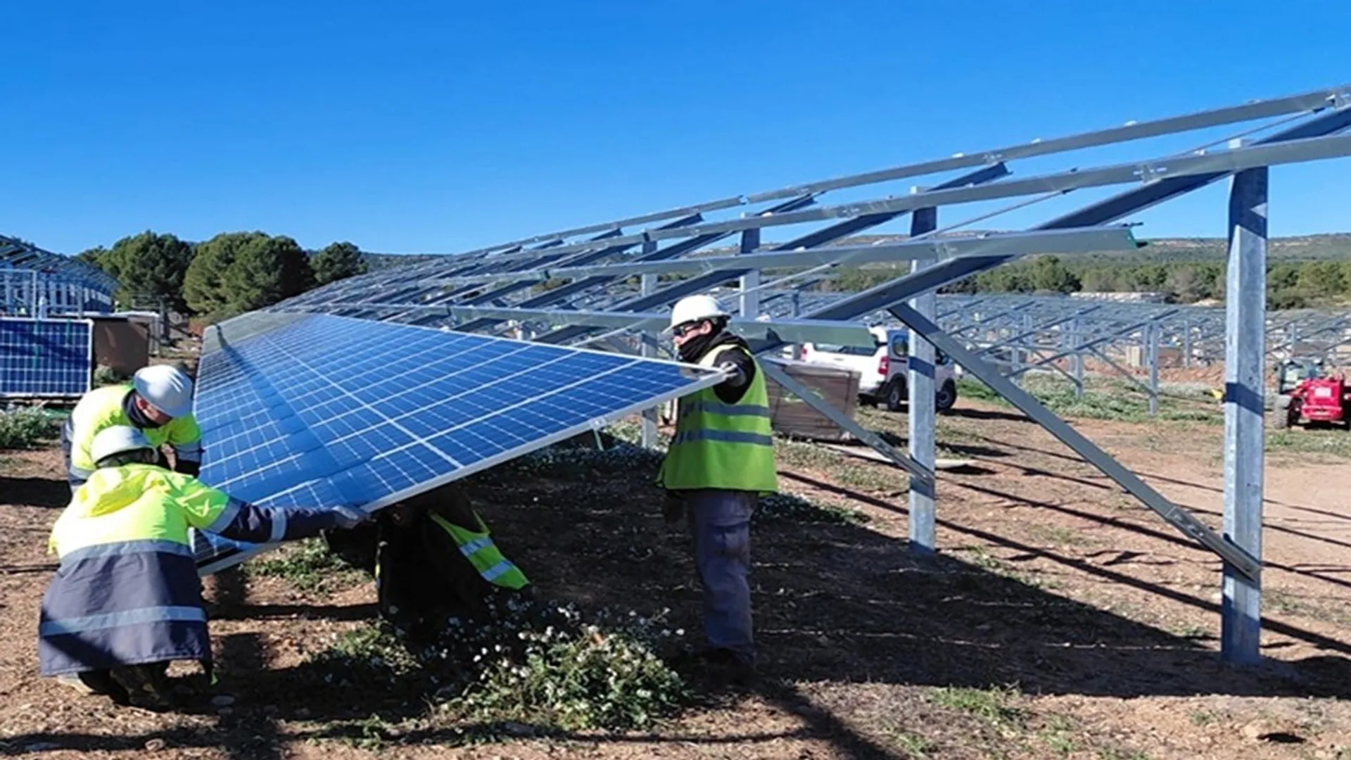 Iberdrola España advanced construction of the Cofrentes I and Ayora 1 solar plants.
