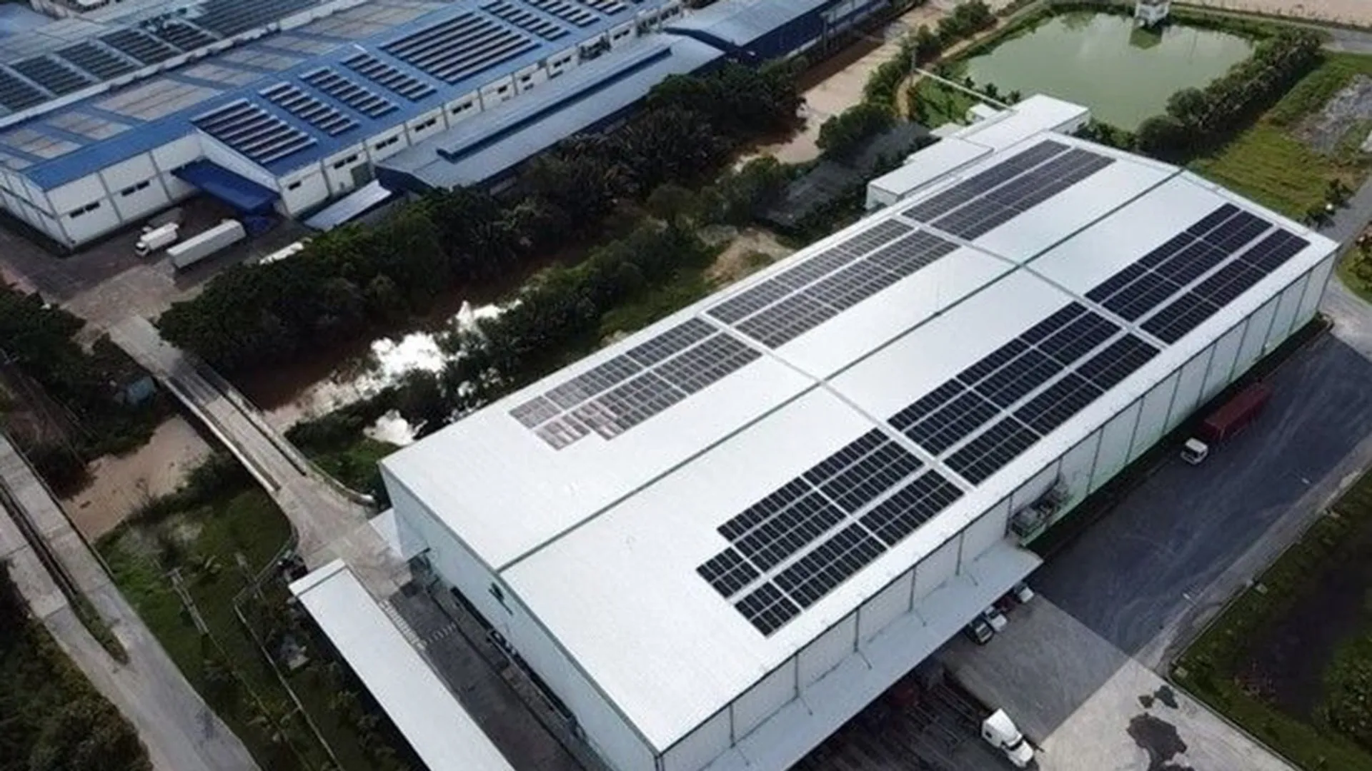The rooftop solar installation has supplied over 700 MWh annually to the Betrimex processing facility.