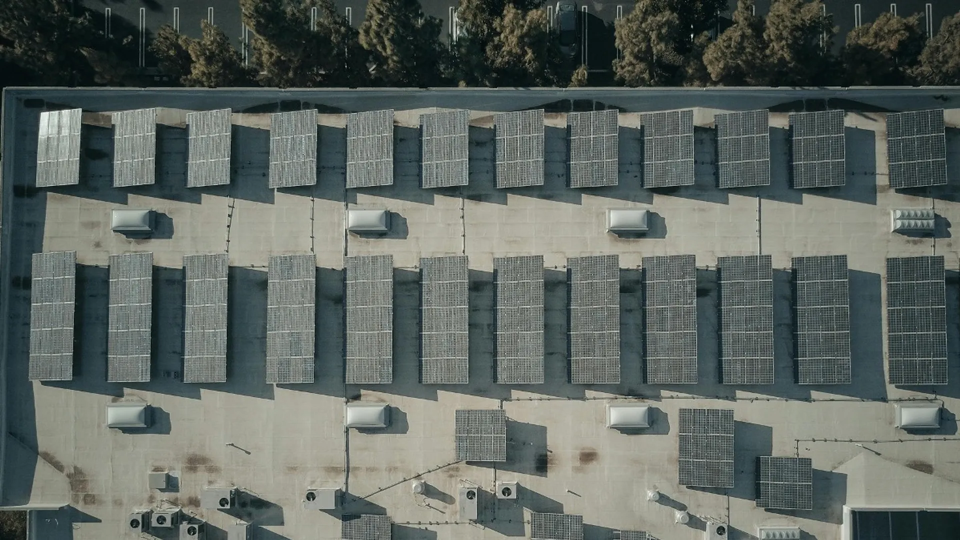 The tender covers rooftop PV installations across 83 government sites in Wardha district.