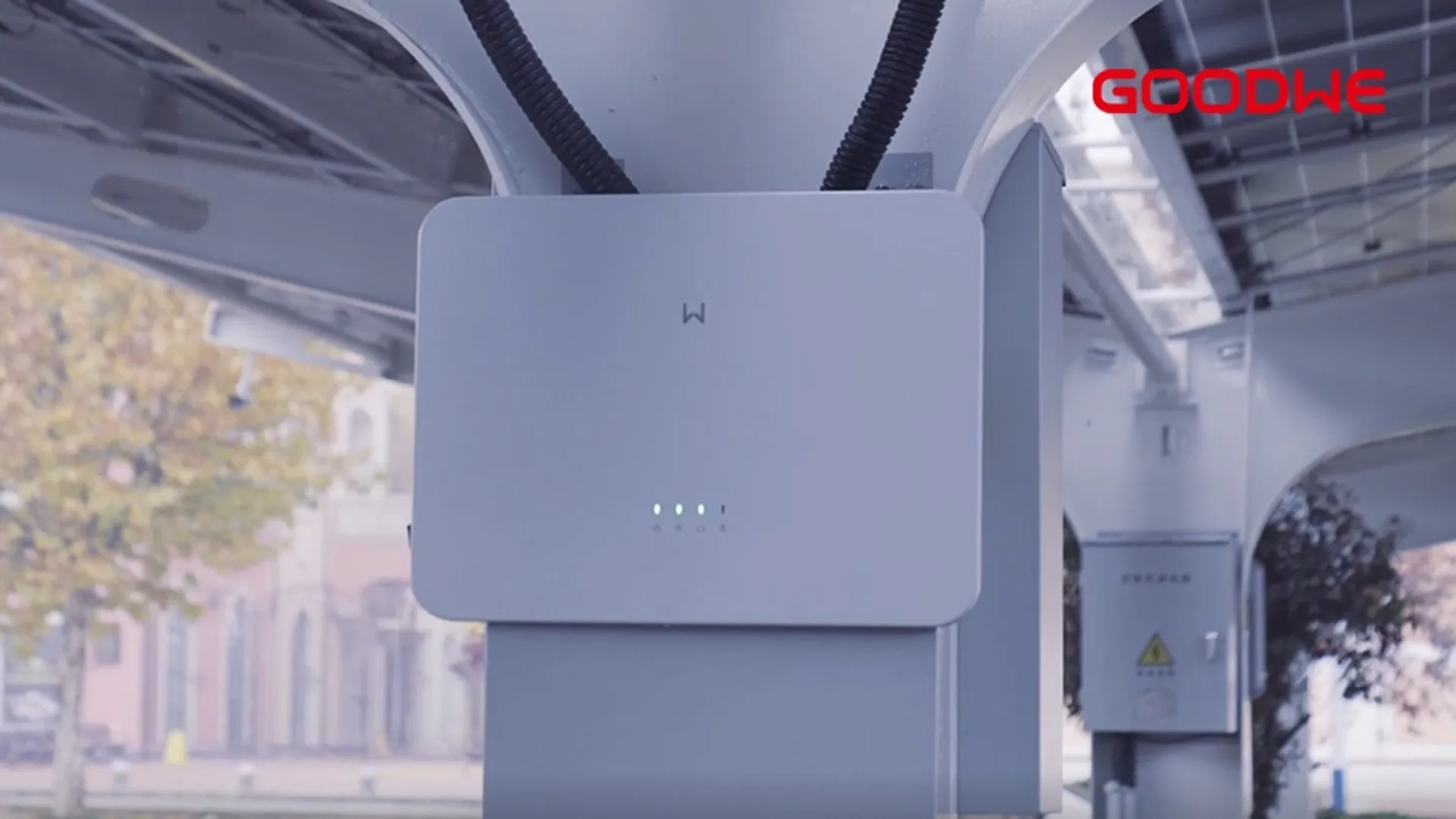 The inverter weighs 33 kg, supporting rooftop installation and retrofitting in small commercial buildings.