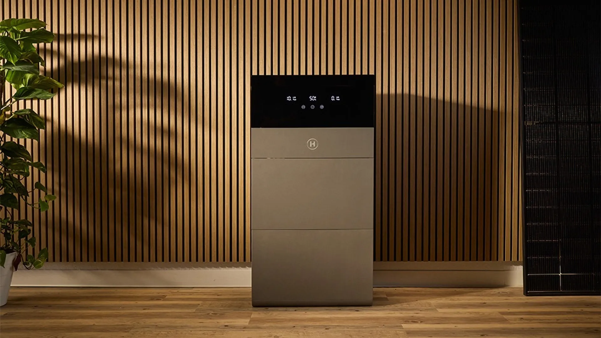 The HiOne hybrid inverter-storage system from Hoymiles combines inverter, battery and EMS with 98.5% efficiency and supports expansion to 64 kWh capacity.