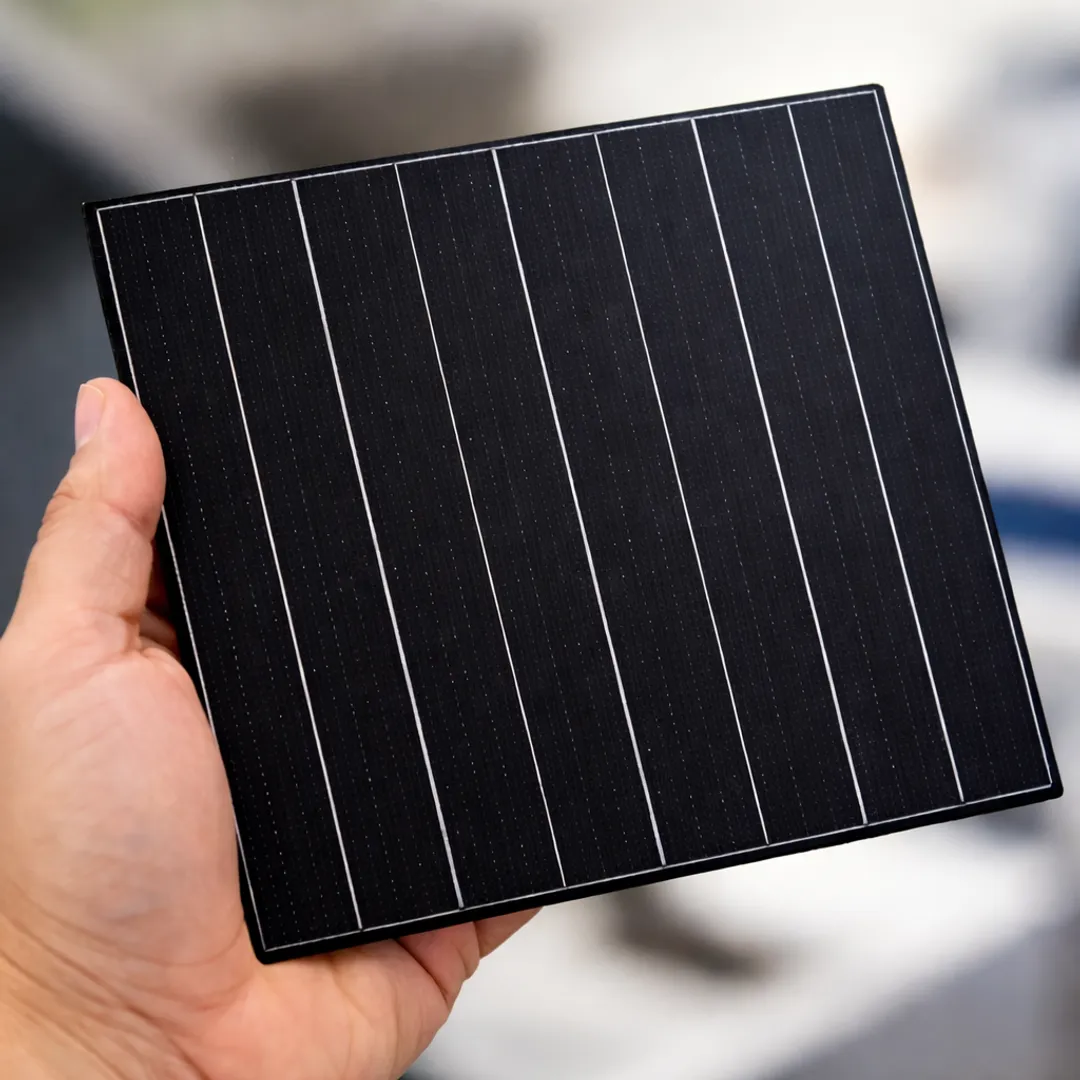 The 0BB design replaced conventional busbars with a dense matrix of ultra fine silver lines, marking a structural shift from 10BB and 16BB architectures.