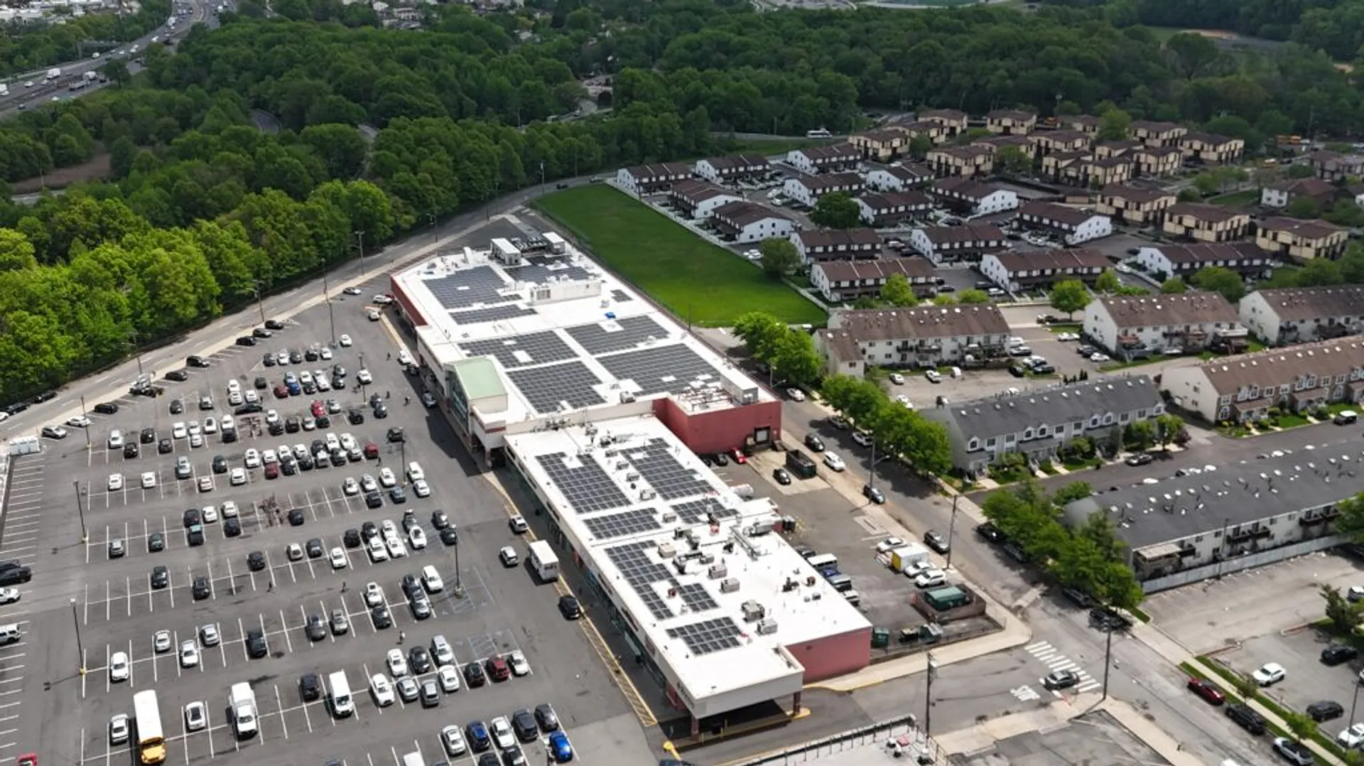 Expressway Plaza rooftop solar by UGE begins operations