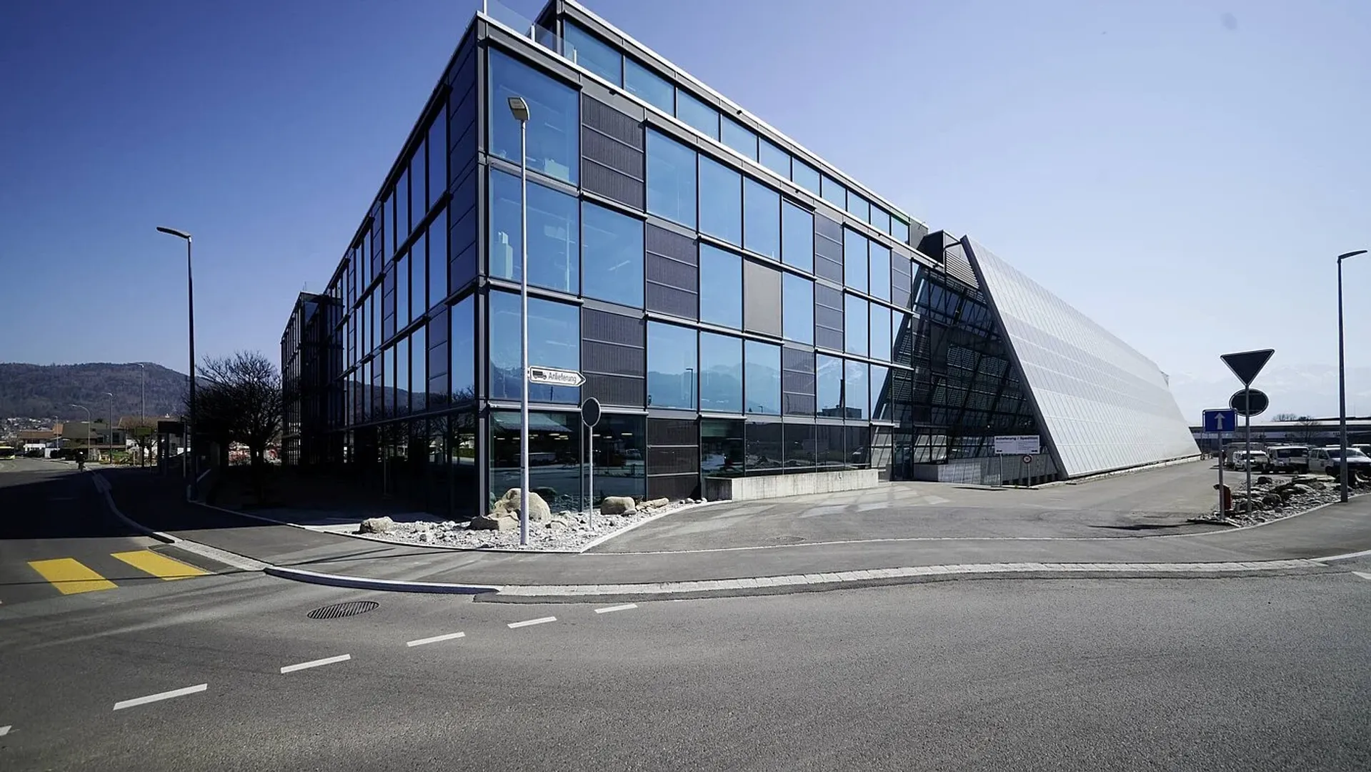 Meyer Burger upsizes USD 59.5M facility, launches M&A, expands Goodyear operations