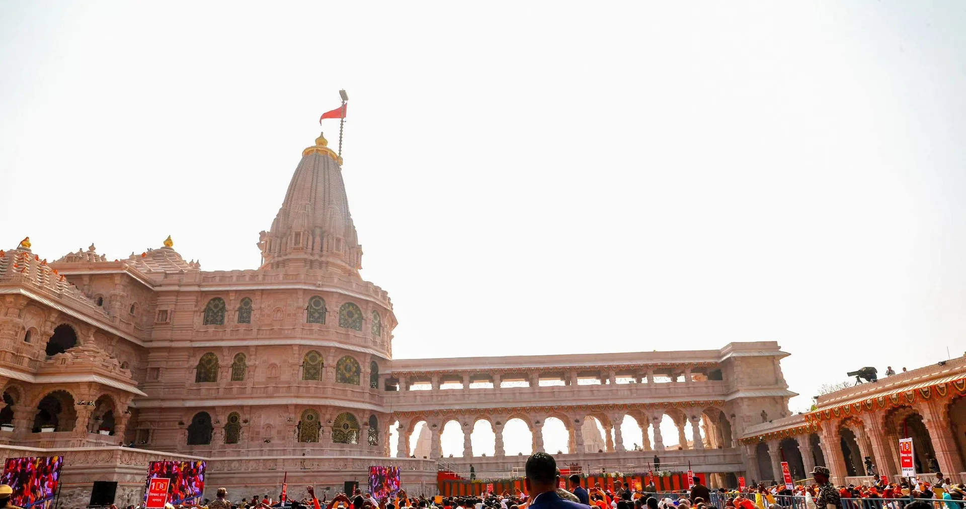 स्वर्ण शिखर पर लहराता धर्मध्वज — रामराज्य की गौरवमयी पुनर्स्थापना