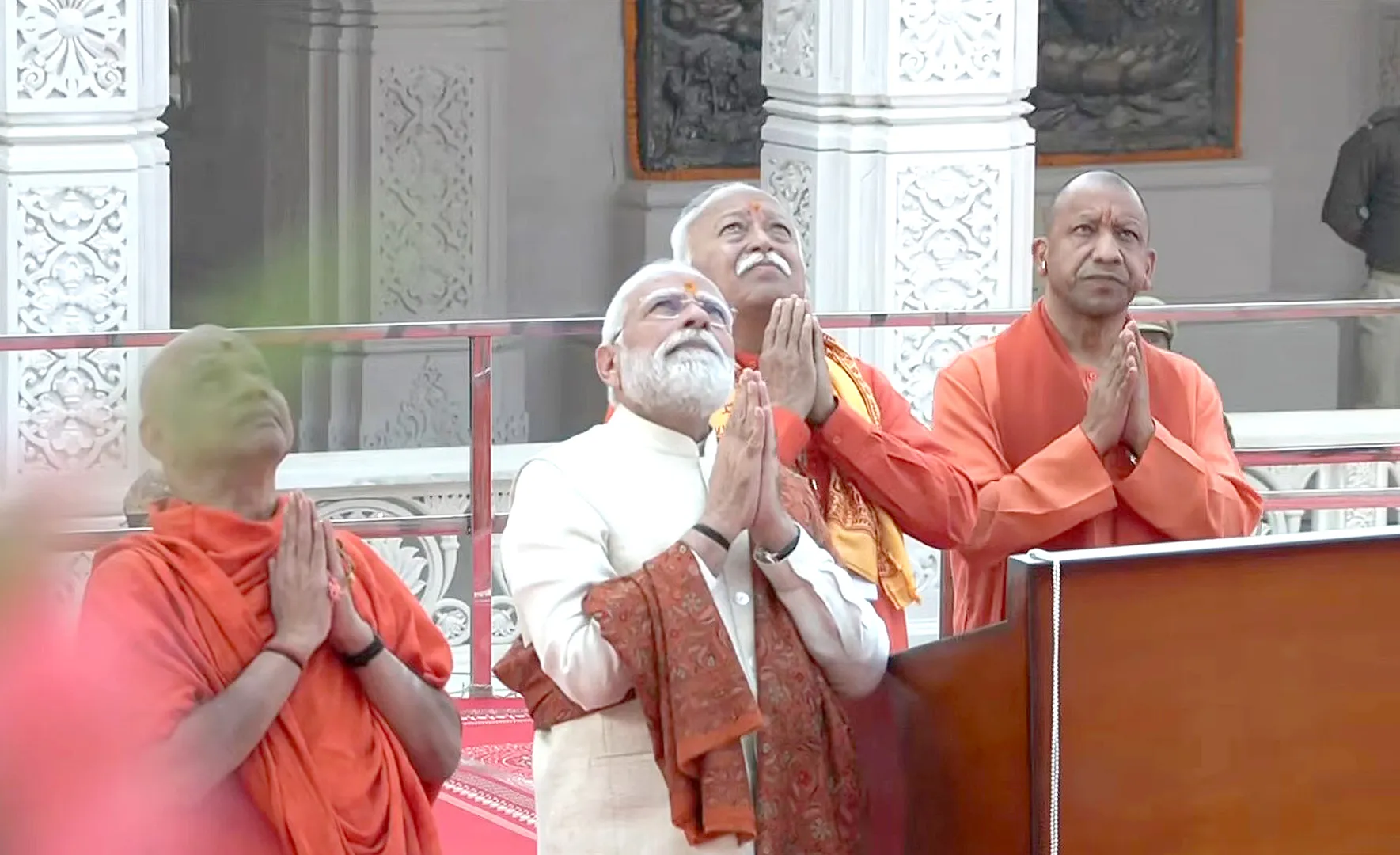 मंदिर के शिखर पर धर्मध्वज की स्थापना