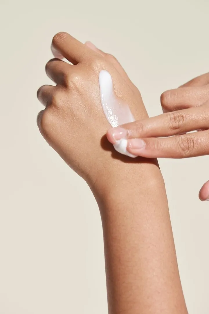 सर्दियों में हाथों की रूखी त्वचा से परेशान? अपनाएं ये आसान देखभाल तरीके