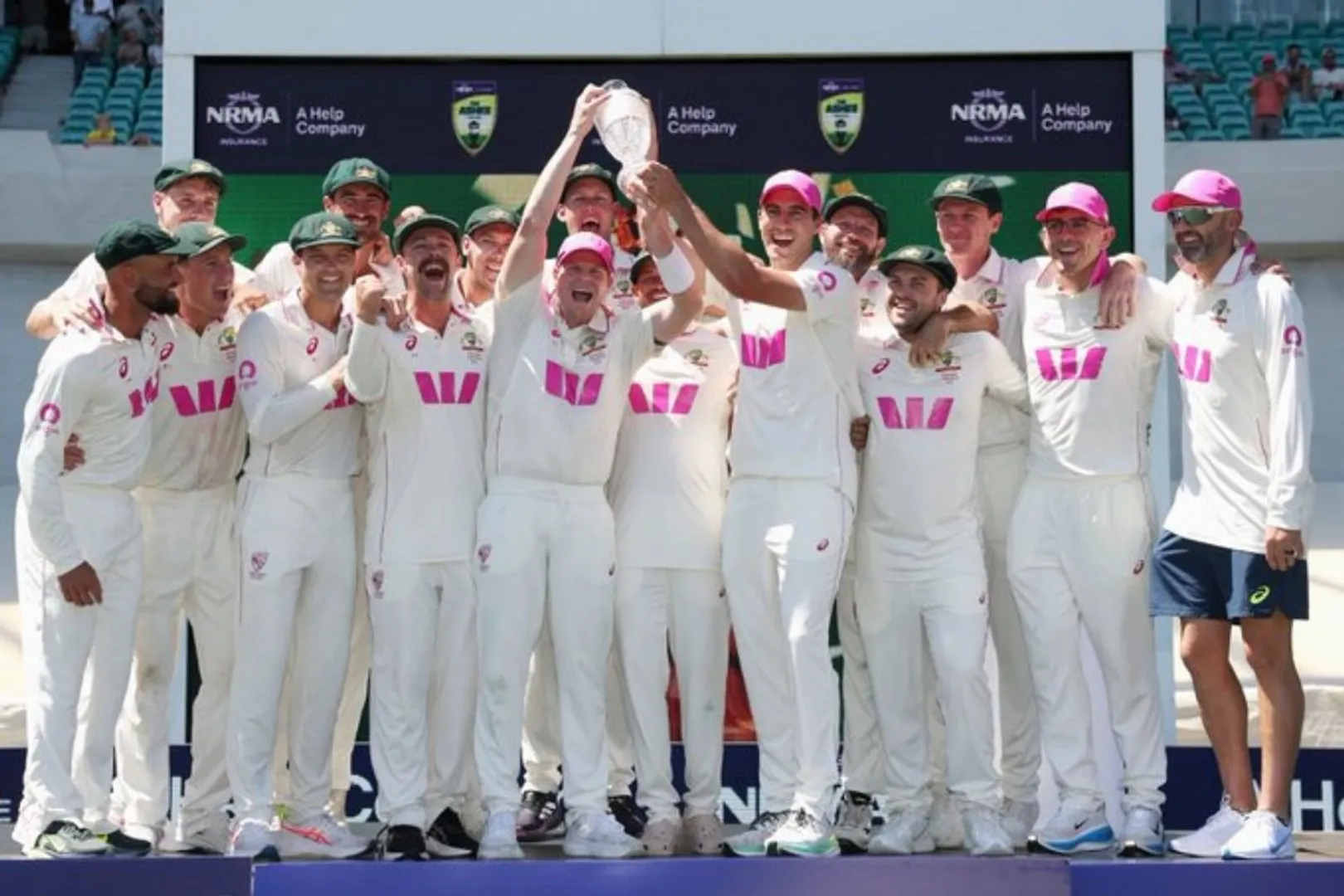 AUS-vs-ENG-Ashes-Trophy