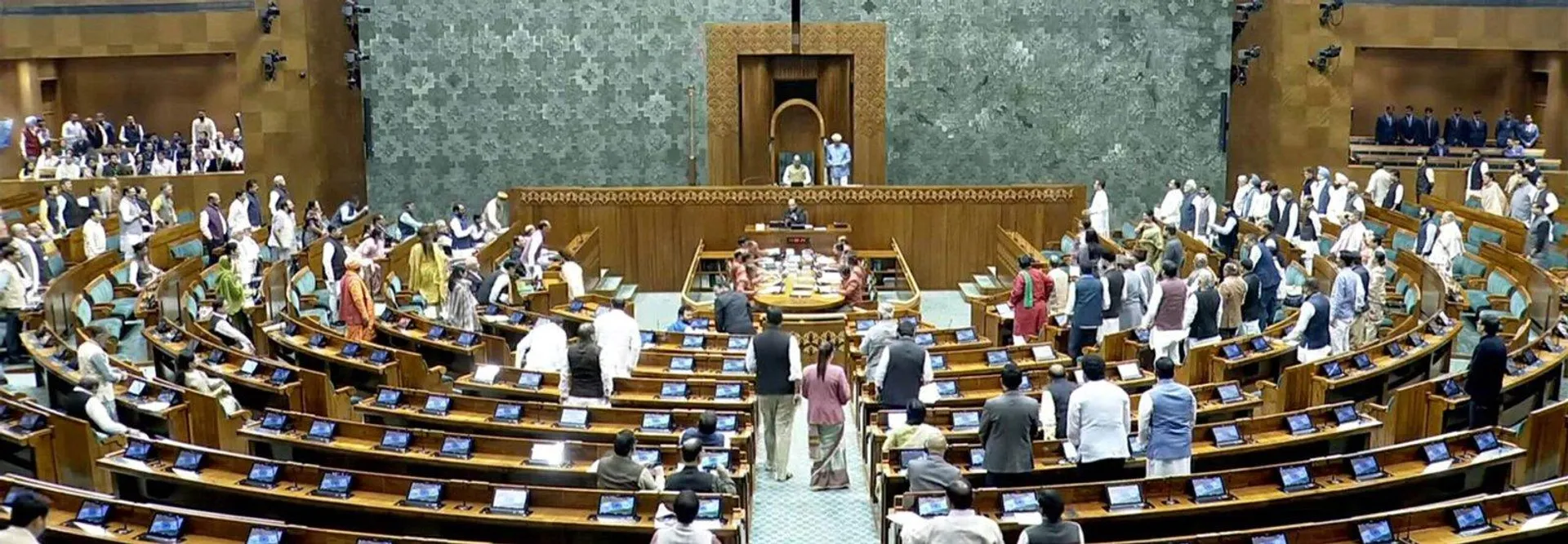 संसद में अडानी समूह, संभल हिंसा और मणिपुर की स्थिति पर विपक्ष का जोरदार हंगामा। JPC जांच की मांग और चर्चा की मांग के बीच लोकसभा-राज्यसभा की कार्यवाही सोमवार तक स्थगित।