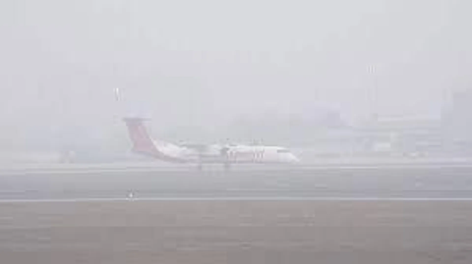 स्मॉग और प्रदूषण के कारण दिल्ली में 300 से अधिक फ्लाइट्स में देरी