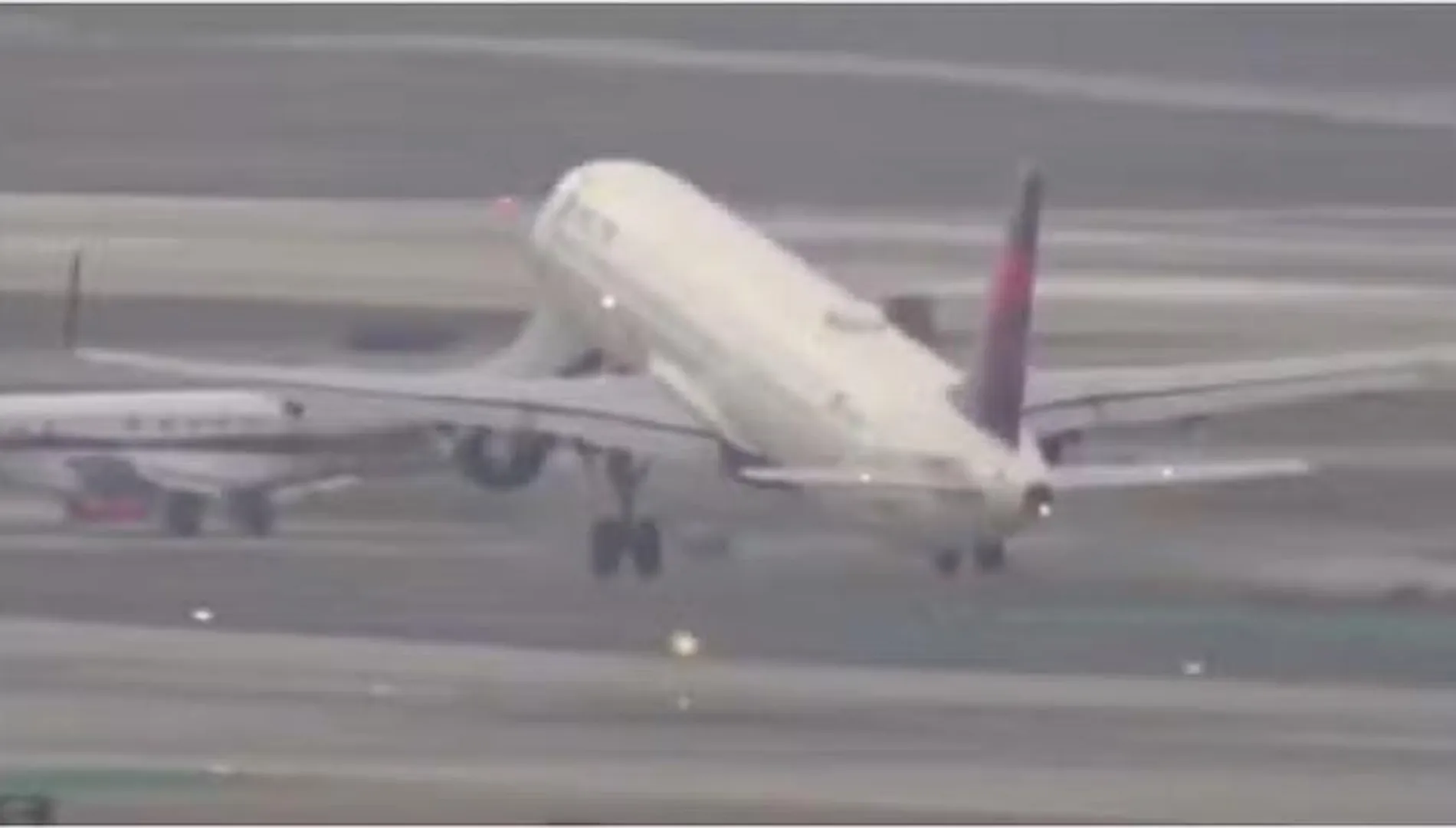 "लॉस एंजेलिस एयरपोर्ट पर टकराने से बचा दो विमान, एटीसी की सतर्कता ने टाला बड़ा हादसा।"