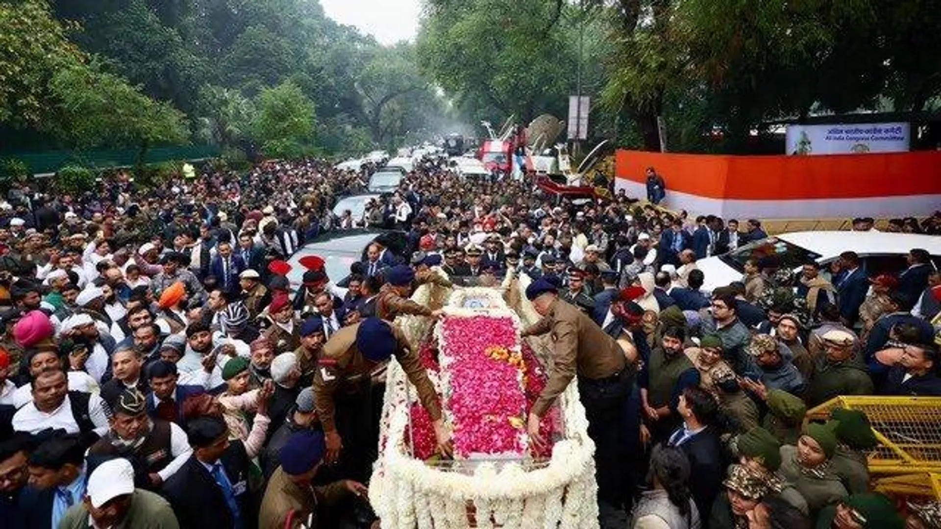 पूर्व प्रधानमंत्री मनमोहन सिंह का दिल्ली के निगम बोध घाट पर राजकीय सम्मान के साथ अंतिम संस्कार किया गया। देशभर में सात दिवसीय राष्ट्रीय शोक की घोषणा। जानें उनकी अंतिम यात्रा और स्मृति स्थल की योजना।"