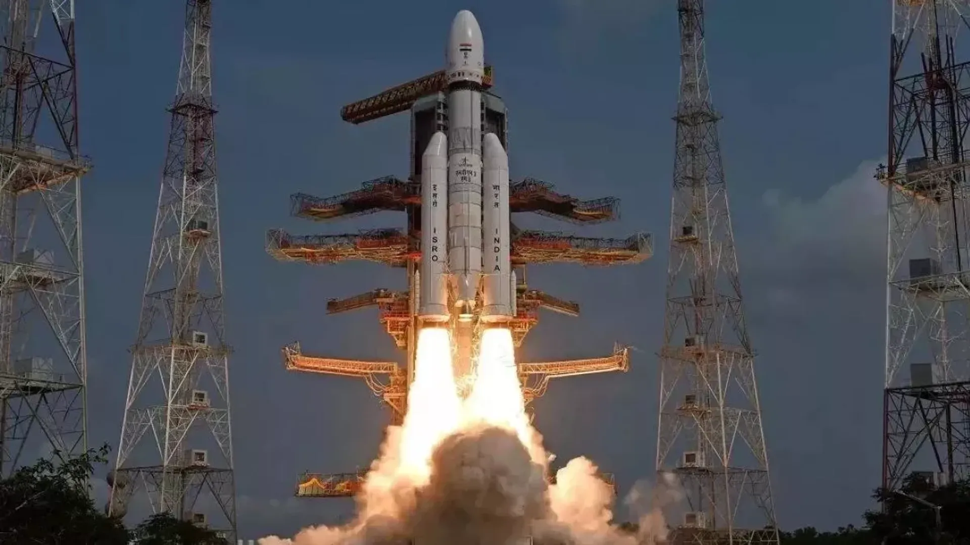 **Alt Text:** इसरो के स्पेडेक्स मिशन की लॉन्चिंग, भारत का पहला अंतरिक्ष डॉकिंग परीक्षण, पीएसएलवी-सी60 रॉकेट के साथ अंतरिक्ष में दो अंतरिक्ष यान जोड़ने की प्रक्रिया का परीक्षण।