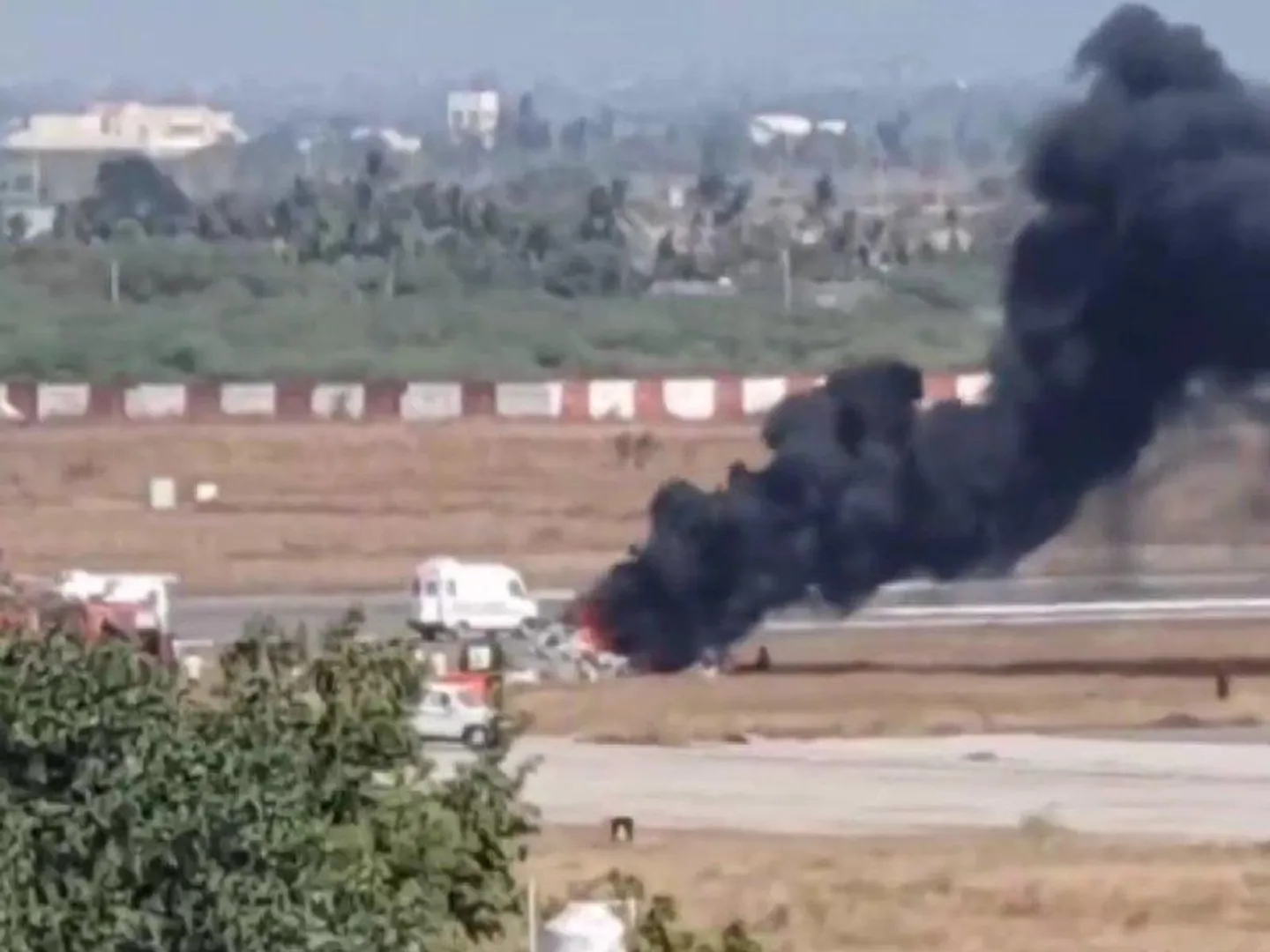 **पोरबंदर में तटरक्षक हेलिकॉप्टर दुर्घटनाग्रस्त, 3 की मौत - ALH ध्रुव की लैंडिंग के दौरान हादसा**