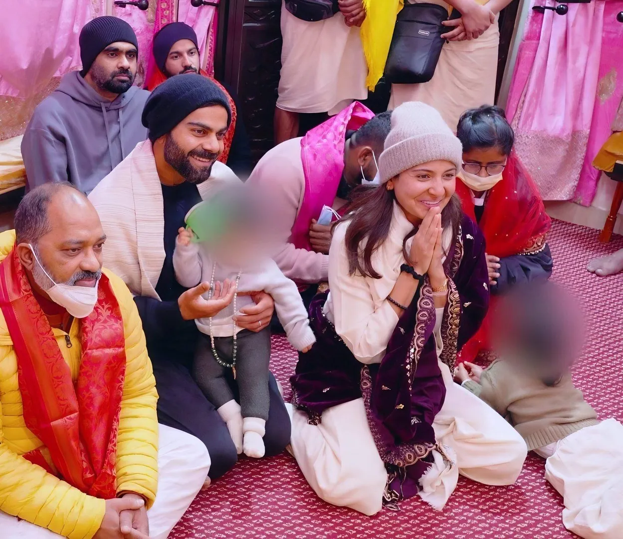 विराट कोहली और अनुष्का शर्मा की मथुरा यात्रा: प्रेमानंद महाराज से सीखा असफलता से बाहर निकलने का मंत्र