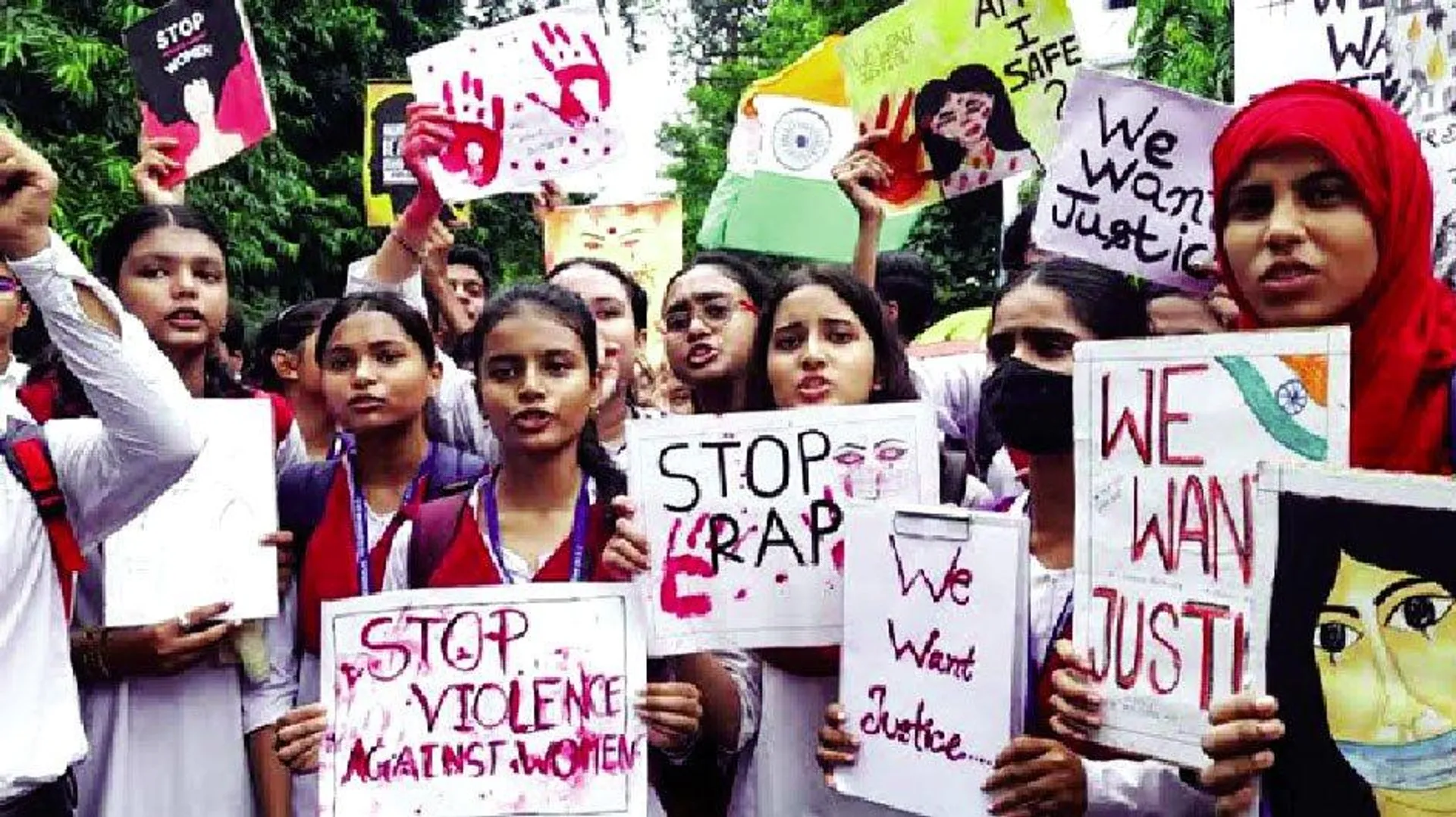 बिलखती बेटियां, स्तब्ध समाज!