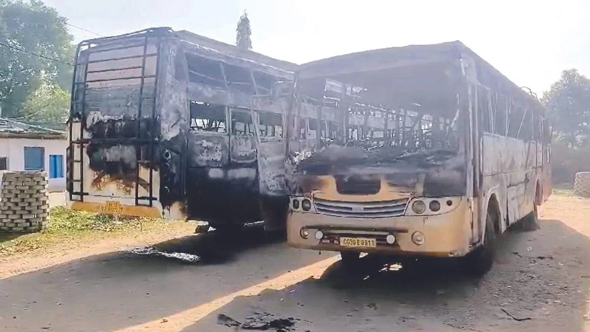 दो बसों में आग लगी, जिंदा जला क्लीनर