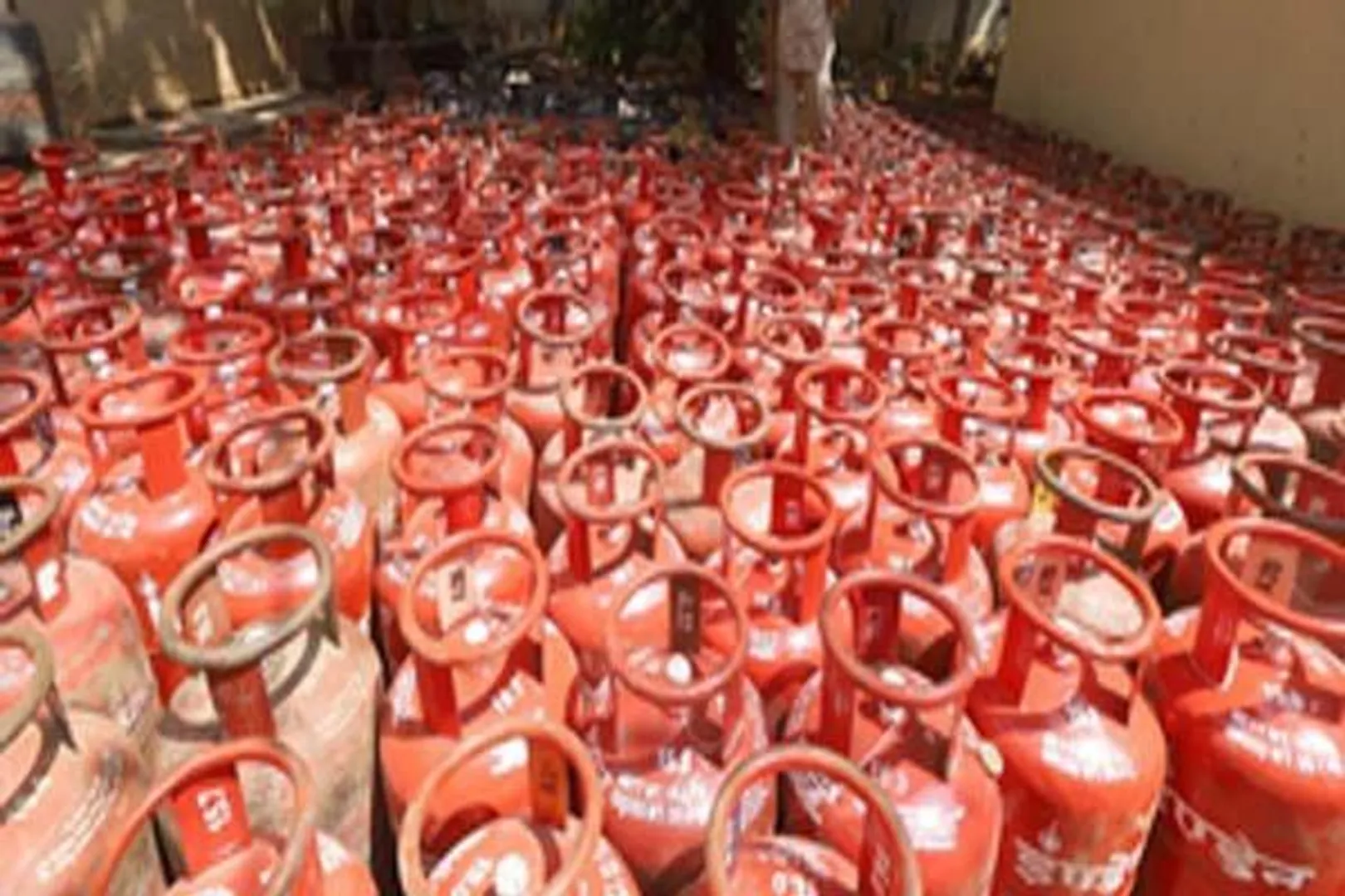 बीते पांच वर्षों में गरीब परिवारों द्वारा रिफिल कराए गए एलपीजी सिलेंडर की संख्या दोगुनी हुई