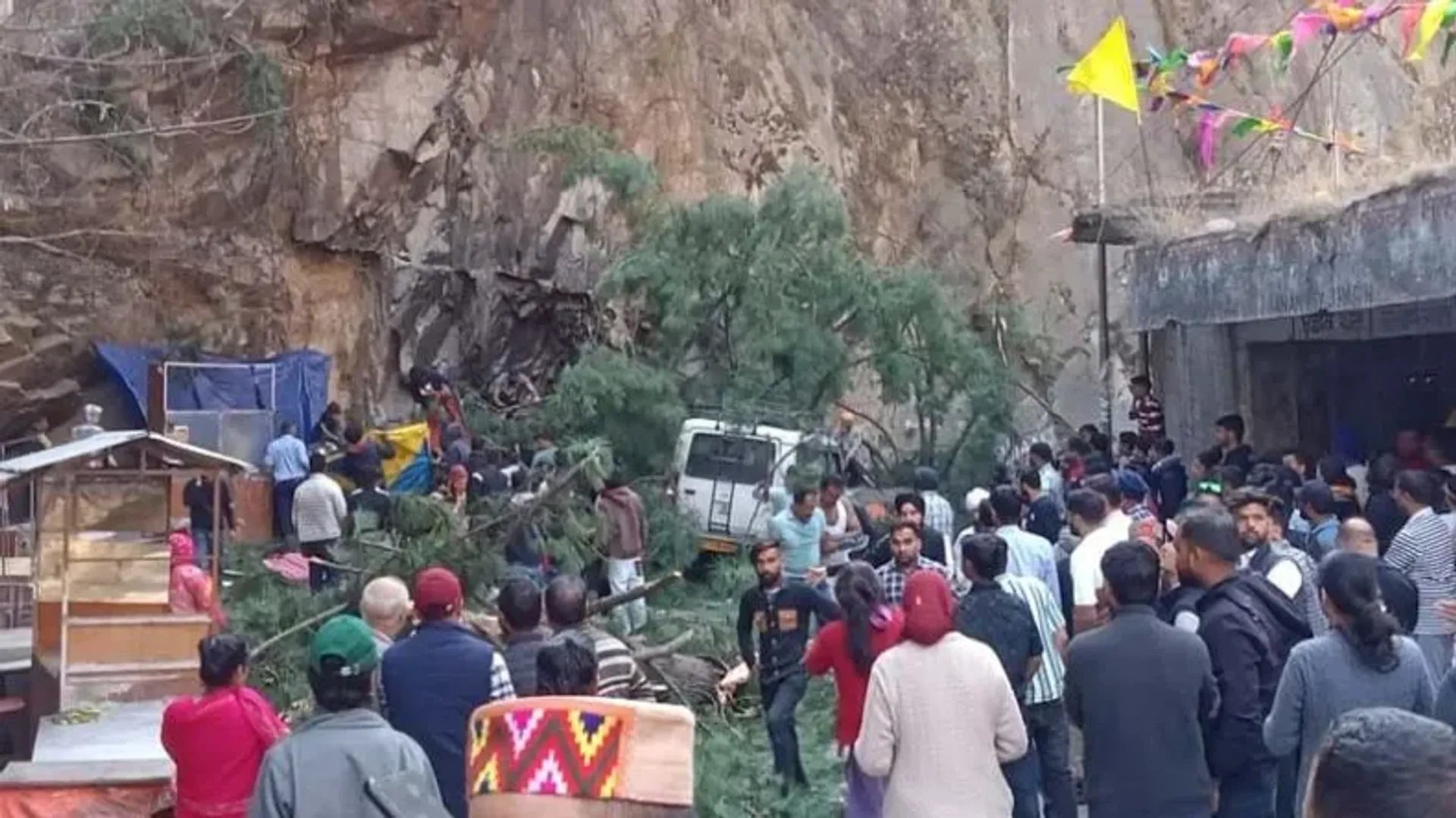 himachal-landslide-6-dead-cars-buried