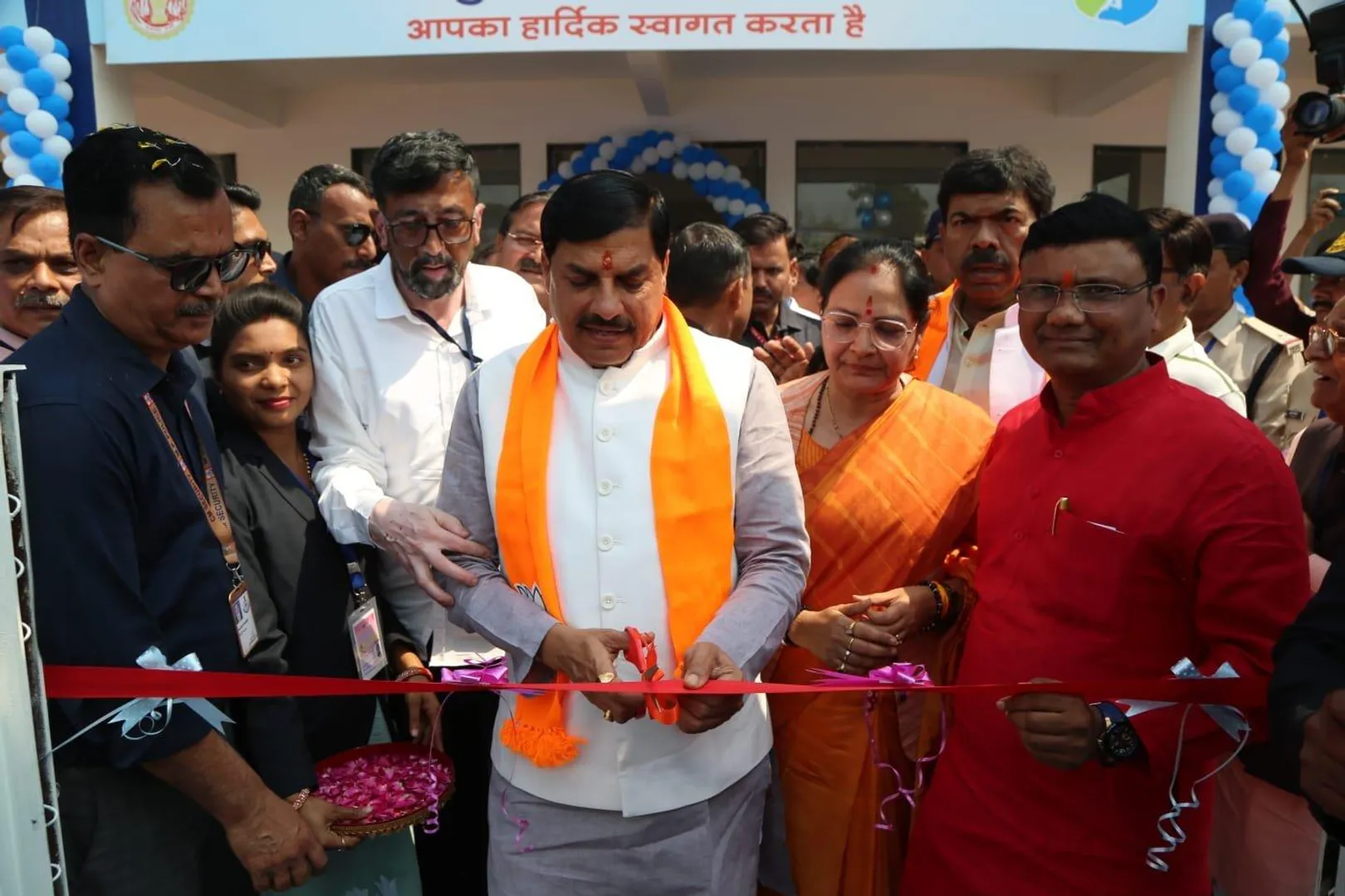 गुलाब जल में मिलाकर लगाएं ये चीज़, पाएँ पार्लर जैसा ग्लो