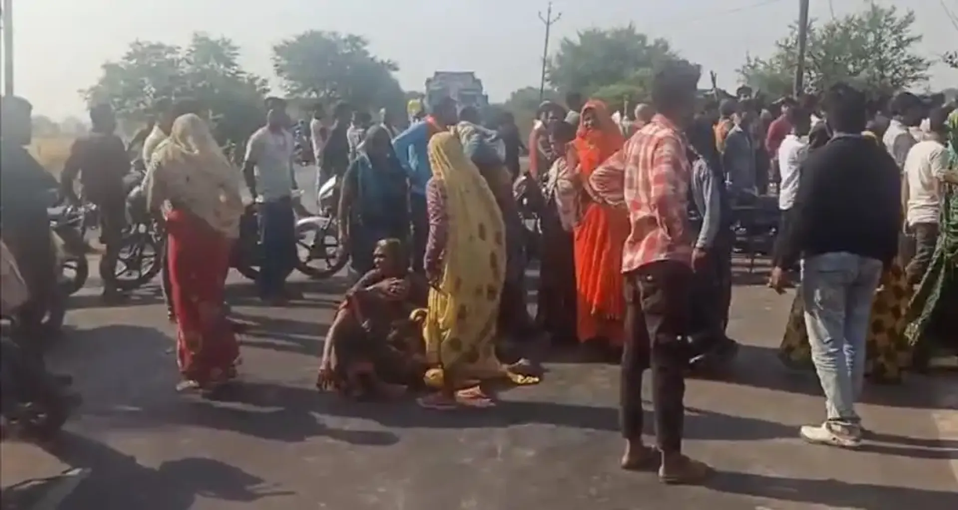 jabalpur-current-accident-brother-sister-death-protest