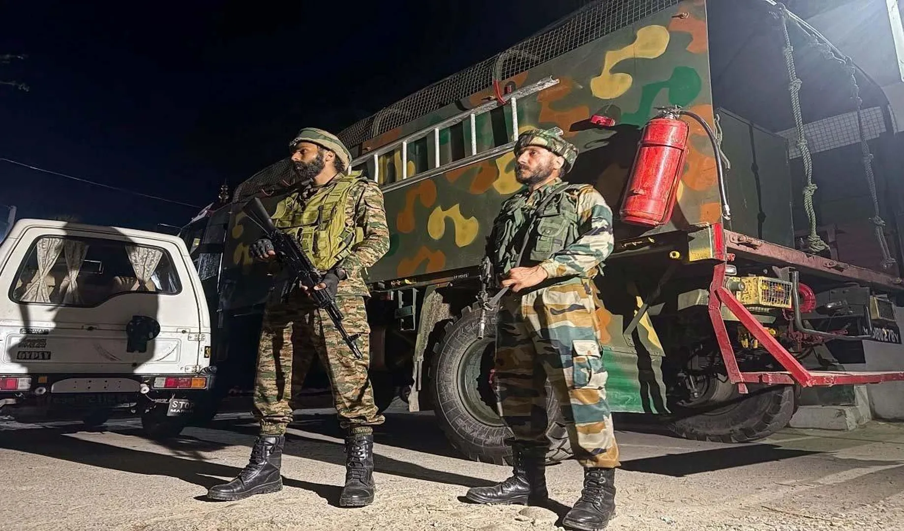 जम्मू-कश्मीर के कठुआ में सुरक्षाबलों और आतंकियों के बीच मुठभेड़, दो जवान घायल