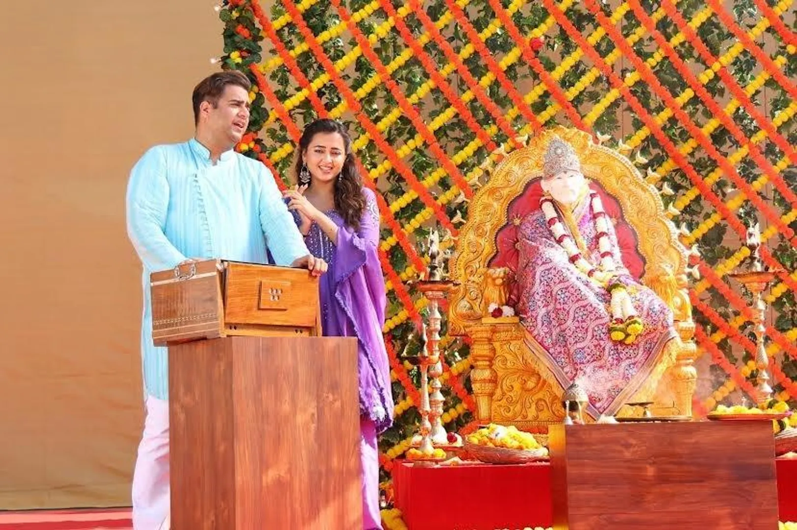 सेलिब्रिटीज़ ने साईं बाबा के भक्तों के लिए किया भोजन तैयार