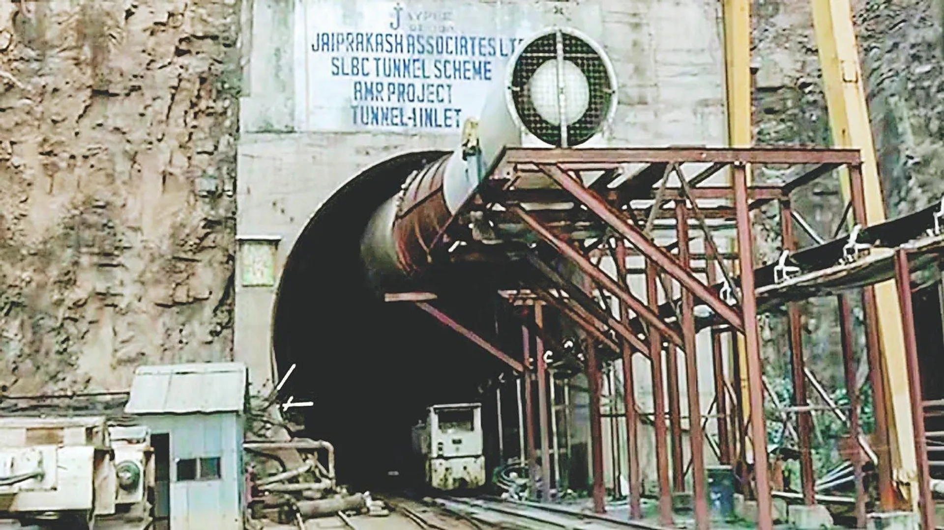 सुरंग हादसा: दूसरा शव मिला, बचाव कार्य जारी