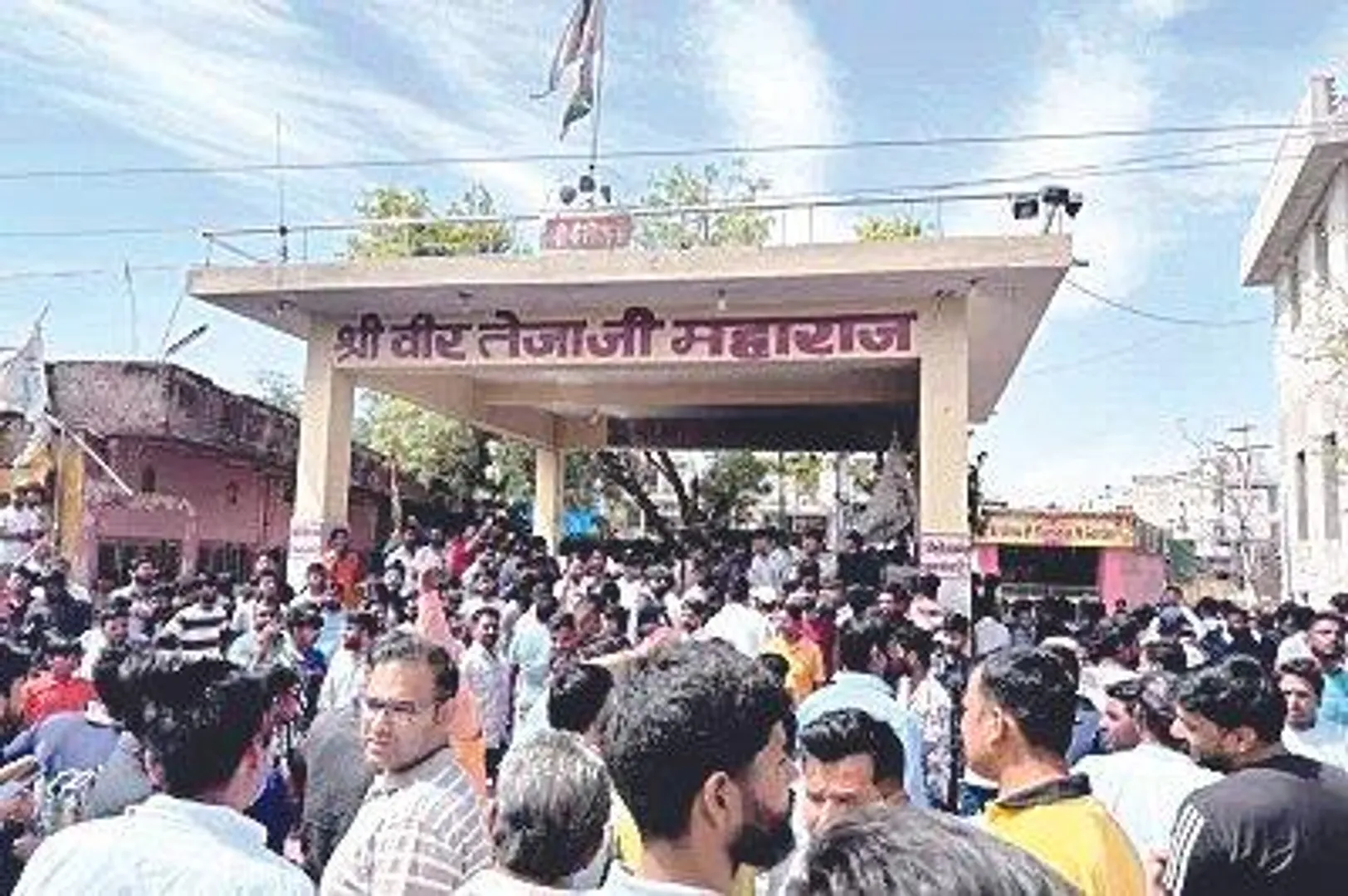 तेजाजी मंदिर में मूर्ति तोड़ने पर हंगामा