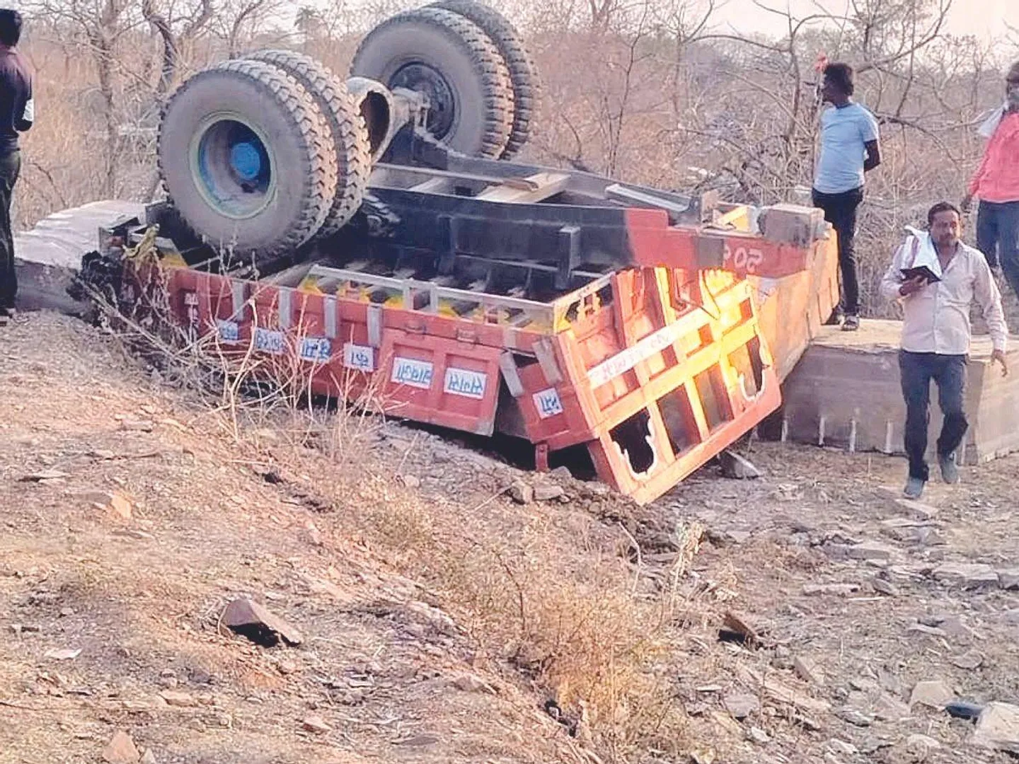 ओवरलोड ट्रैक्टर का टायर फटा चपेट में आए बाइक सवार दो की मौत