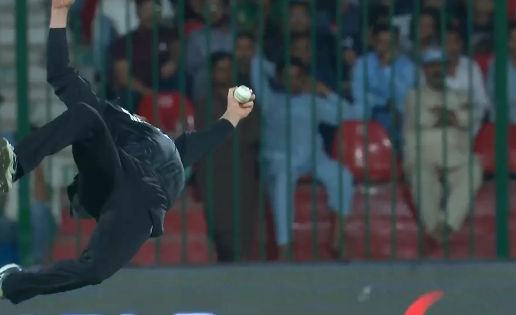 चैंपियंस ट्रॉफी 2025: ग्लेन फिलिप्स का एक हाथ से अविश्वसनीय डाइविंग कैच