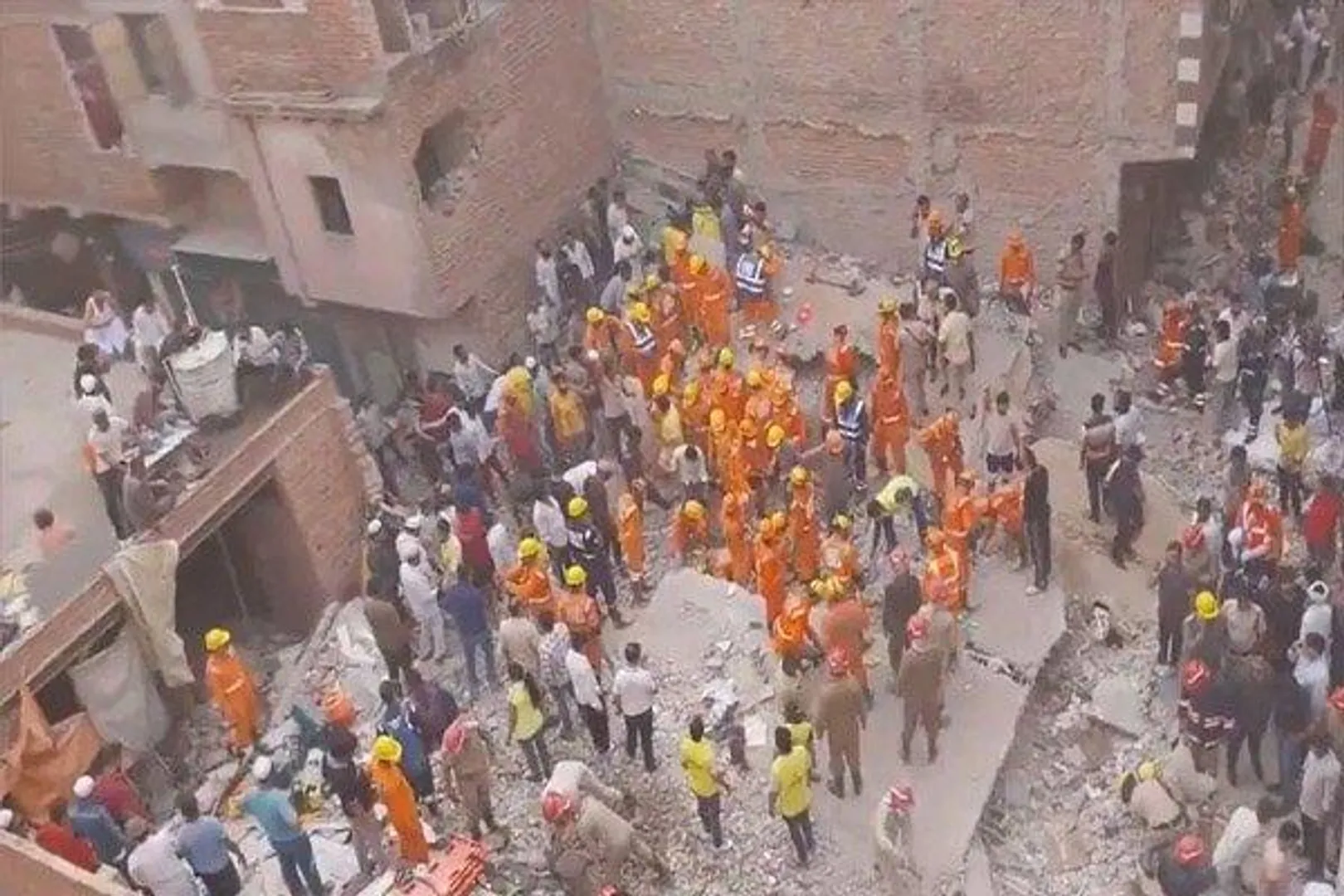 दिल्ली में 4 मंजिला इमारत गिरी:4 की मौत, 10 से ज्यादा लोग अब भी मलबे में फंसे
