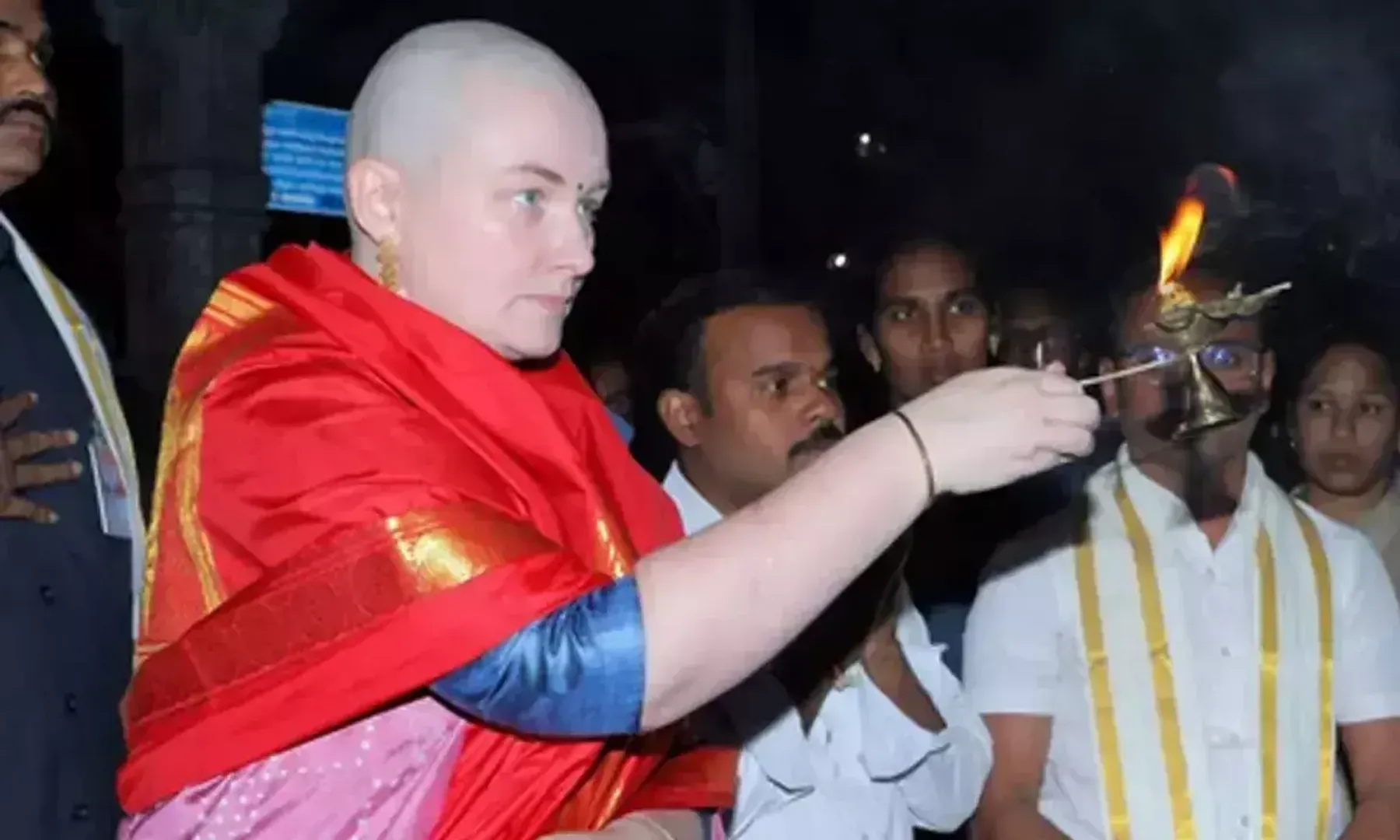 pavankalyan-wife-hair-donation-tirumala-temple