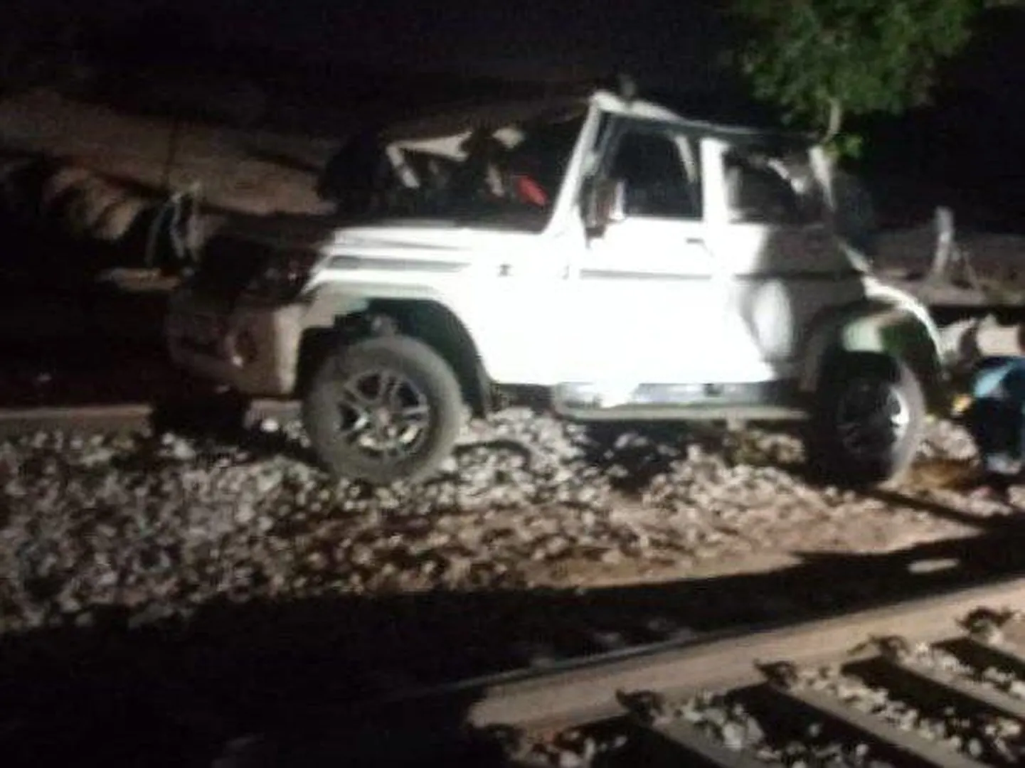 bundelkhand-express-bolero-collision-niwari