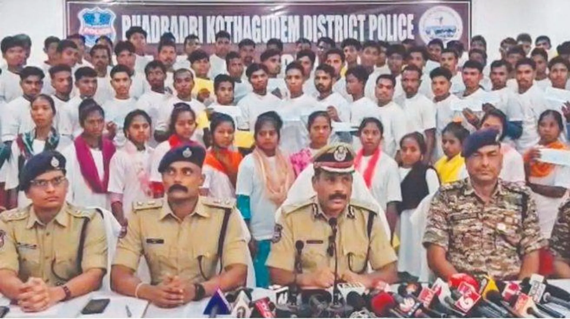 86-naxals-surrender-in-bastar-including-20-women