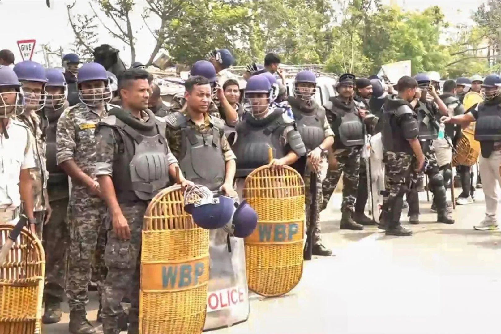 वक्फ कानून पर बवाल के बाद मुर्शिदाबाद में हालात सामान्य, लोग बोले- 'हमें सिर्फ़ शांति चाहिए'