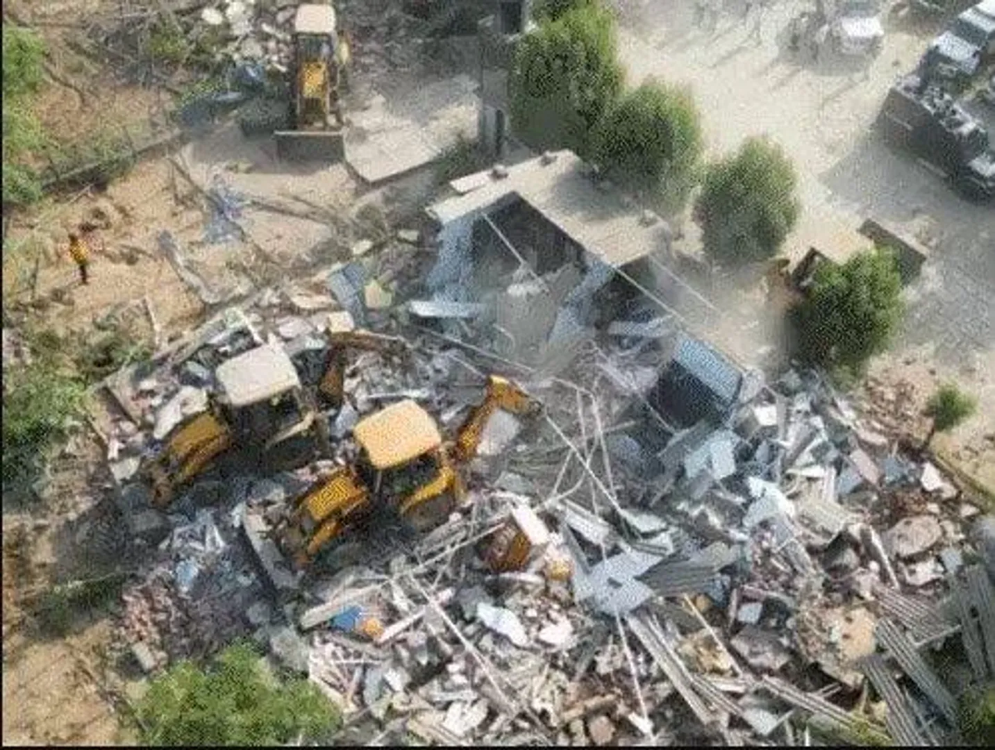 अहमदाबाद में घुसपैठियों पर बुलडोजर: फार्महाउस ढहा, 890 हिरासत में, मामला हाईकोर्ट में