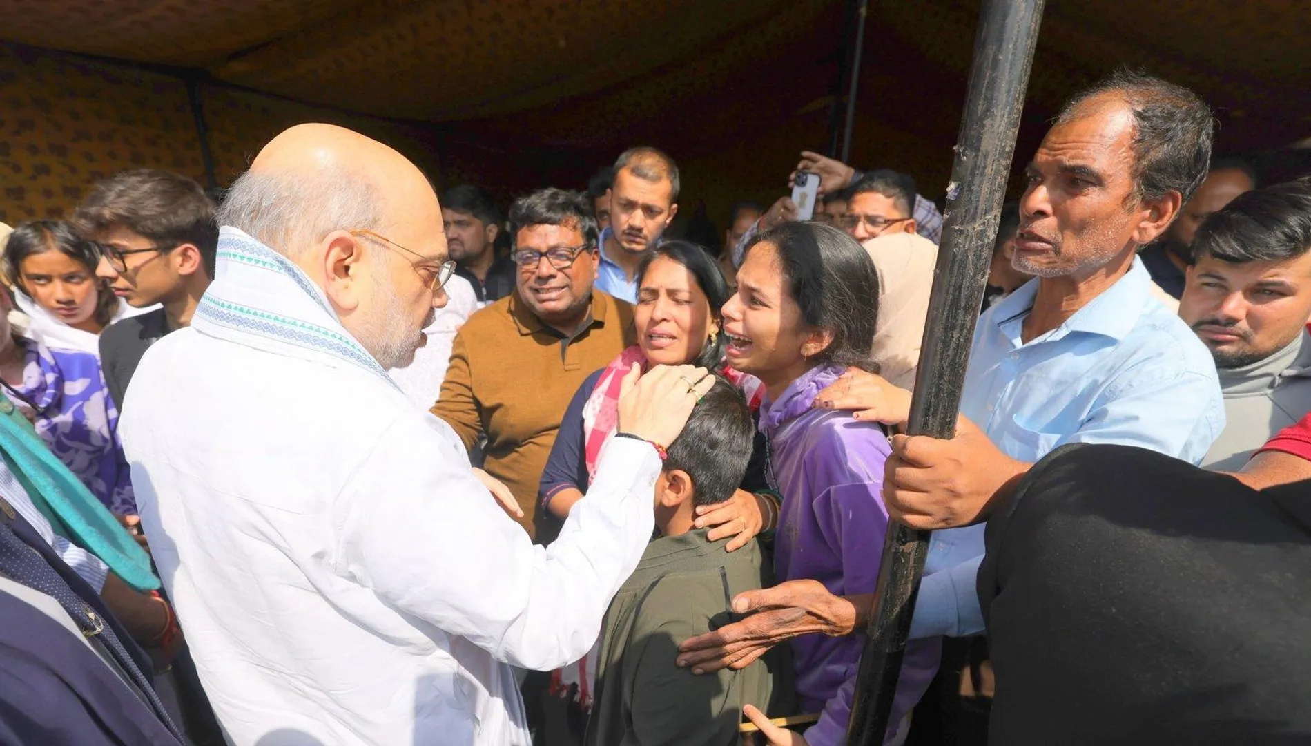 श्रीनगर में शोक की लहर: अमित शाह से मिलते ही टूट पड़े पीड़ित परिवार, आंखें नम और माहौल भावुक