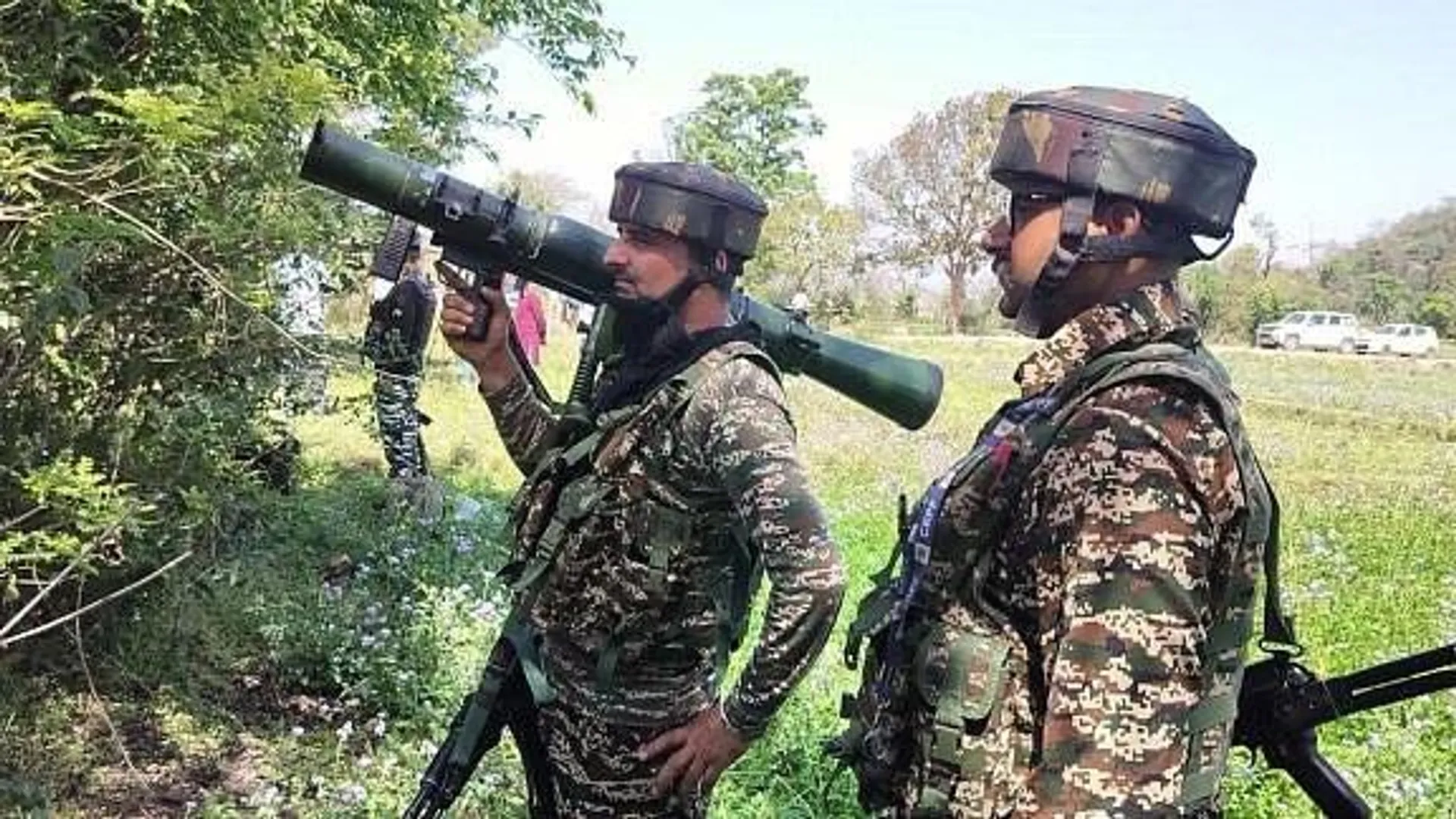 जम्मू-कश्मीर में आतंकियों पर कहर: दो मददगार गिरफ्तार, पांच आतंकियों के घर उड़ाए गए