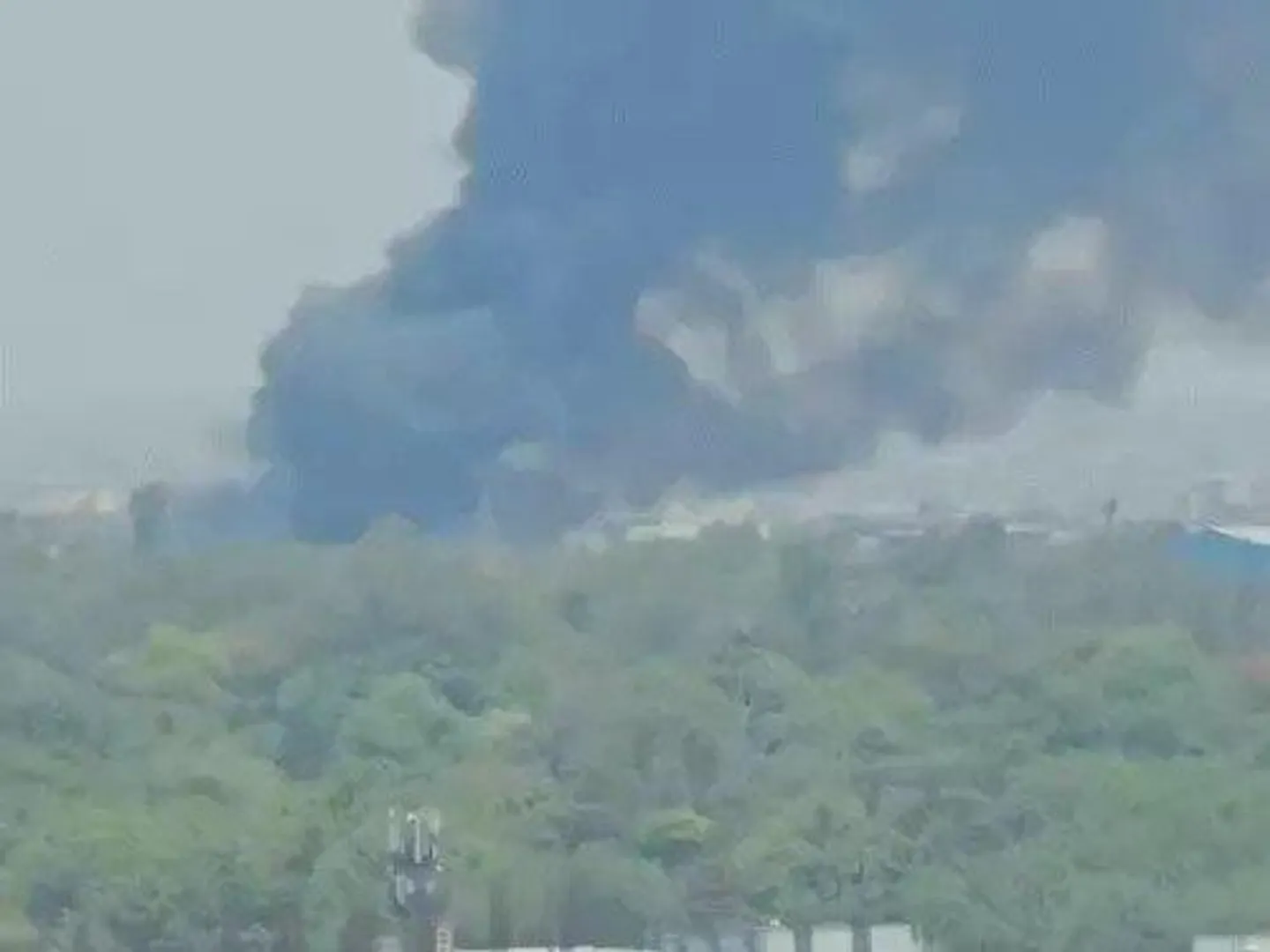 भेल भोपाल में भीषण आग, ऑयल टैंक फटने से उठी 15 किमी दूर तक धुआं की लपटें