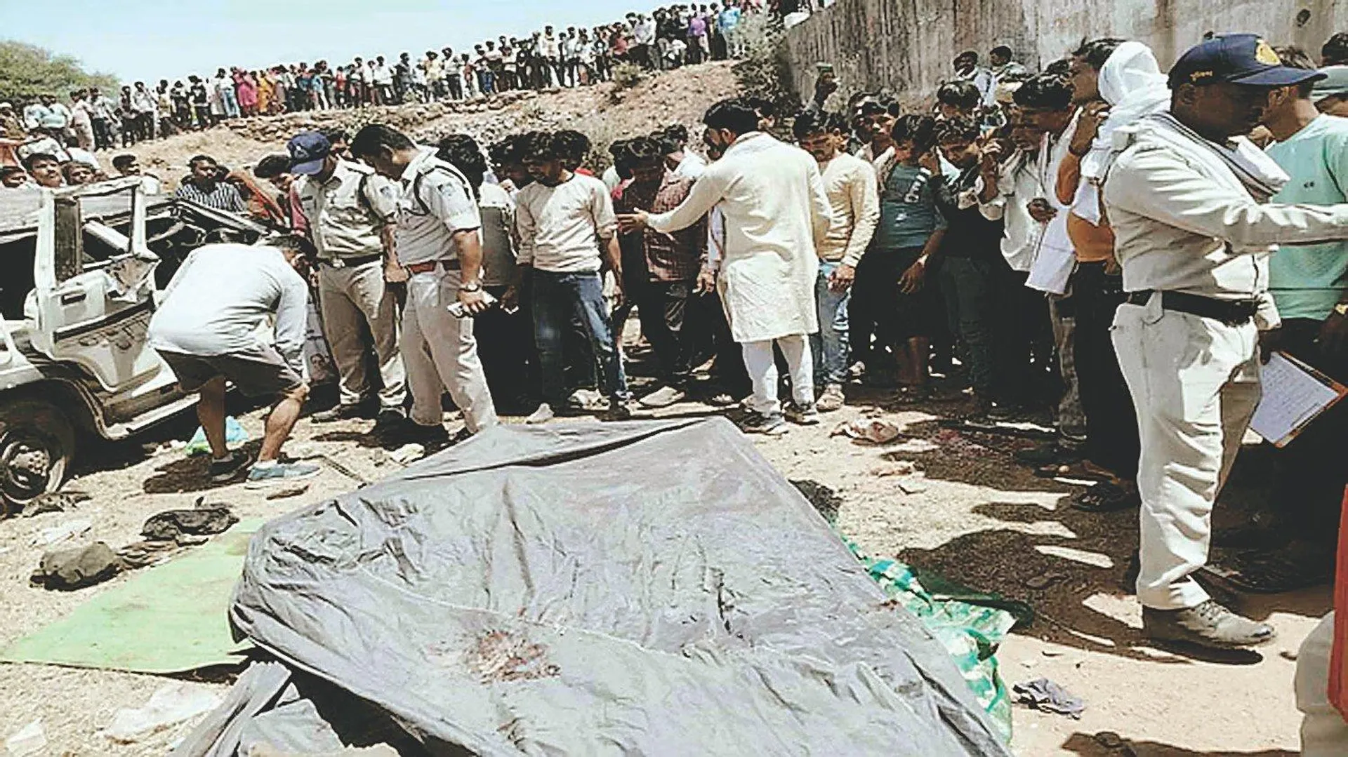 दमोह में भीषण सड़क हादसा: महादेव घाट पुल से बोलेरो गिरी नदी में, 8 की मौत