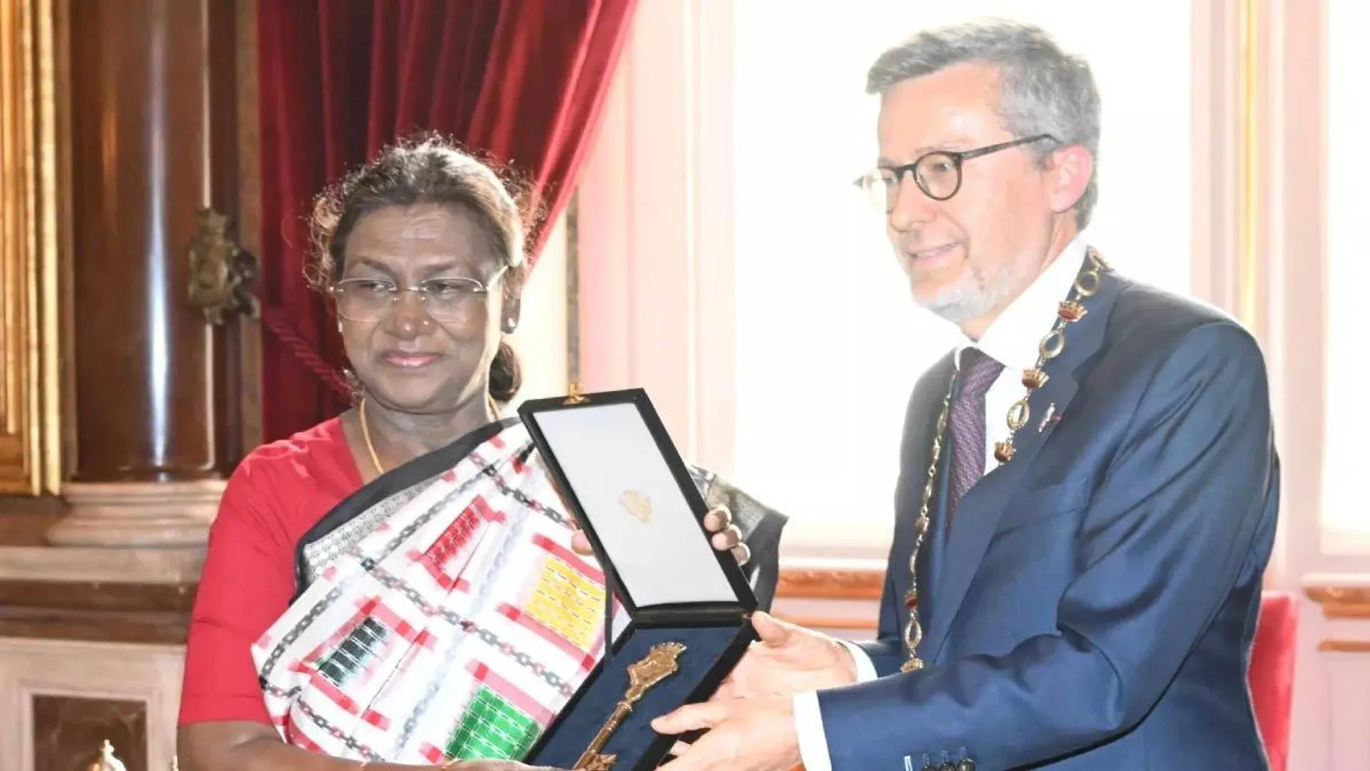 राष्ट्रपति मुर्मु ने पुर्तगाल के चर्च का दौरा किया, मशहूर कवि कैमोज को दी श्रद्धांजलि