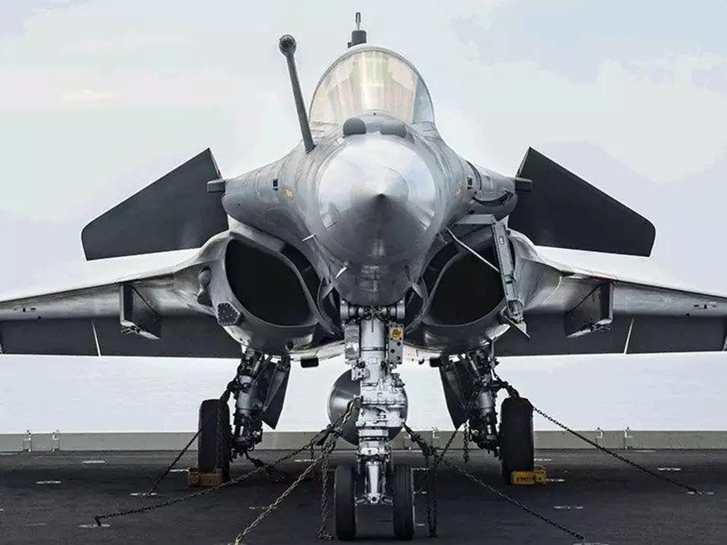 भारत-फ्रांस के बीच ऐतिहासिक डील: नेवी के लिए 63,000 करोड़ में 26 राफेल मरीन विमान खरीदे जाएंगे